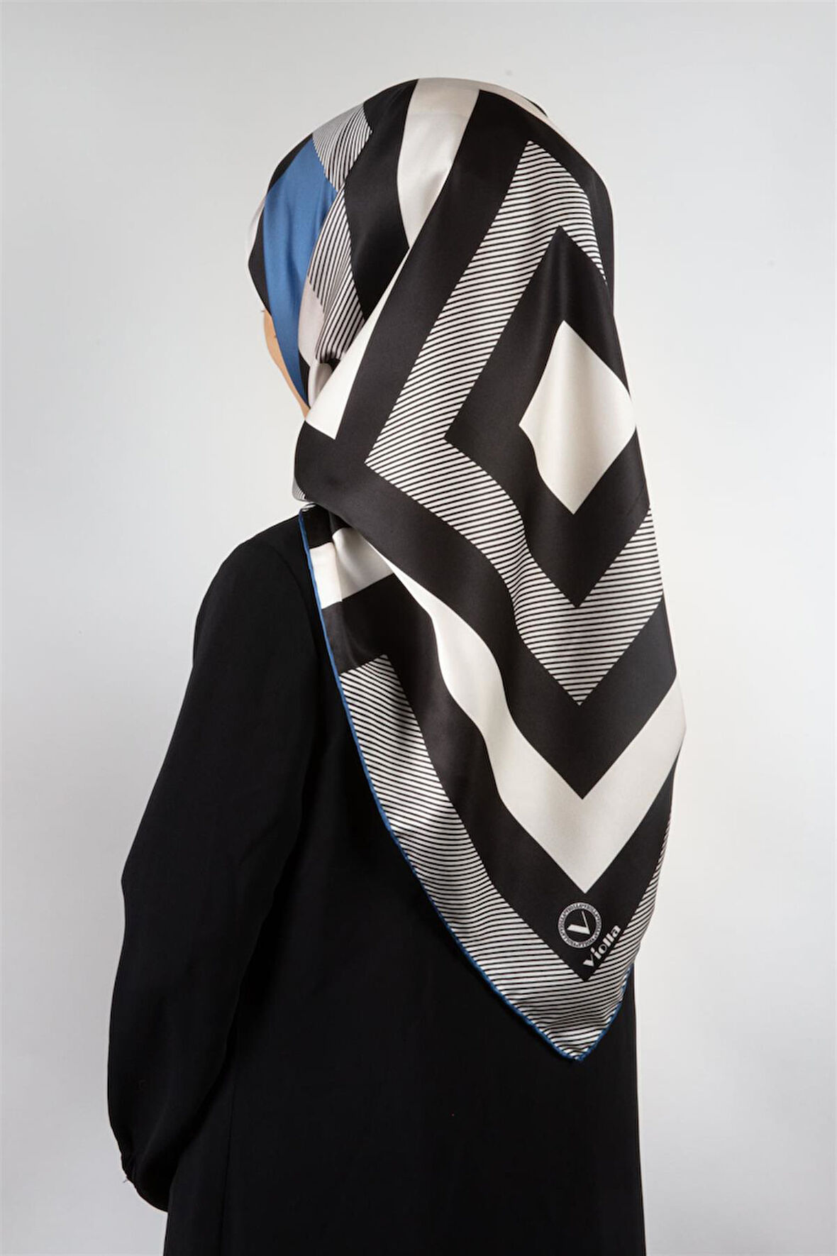 Twill Geometrik Desenli İndigo Renkli 90x90 Eşarp (İpek İçermez) Dikim Şekli : El Dikişi