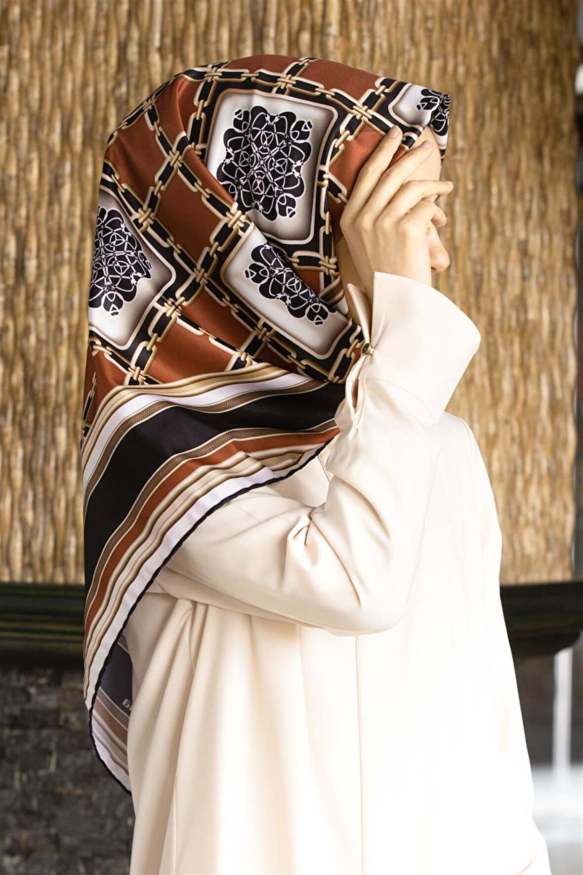 Twill Geometrik Ve Zincirli Desenli Taba Renkli 90x90 Eşarp (İpek İçermez) Dikim Şekli : El Dikişi