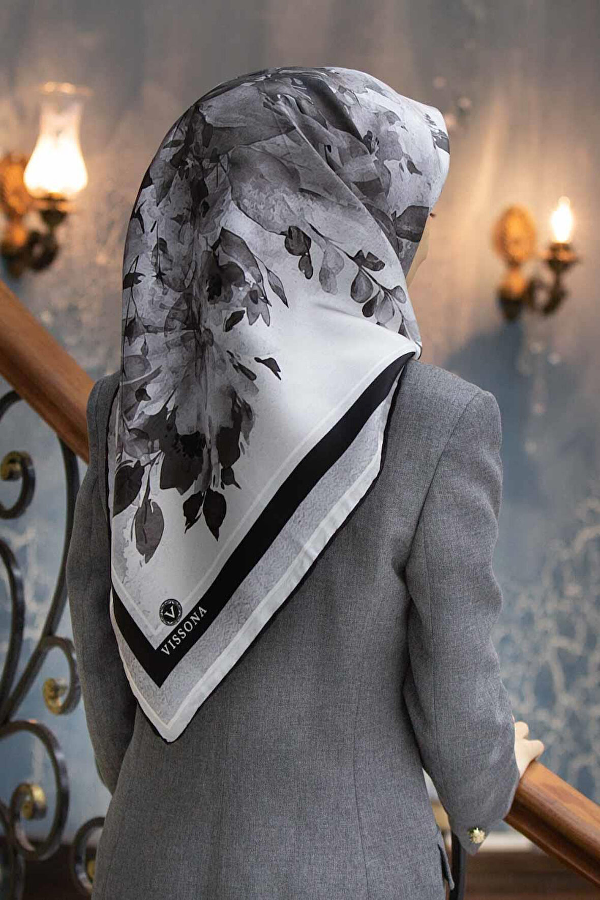 %100 Twill İpek Bahar Çiçekleri Desenli Siyah - Beyaz Renkli 90x90 Eşarp Dikim Şekli : El Dikişi