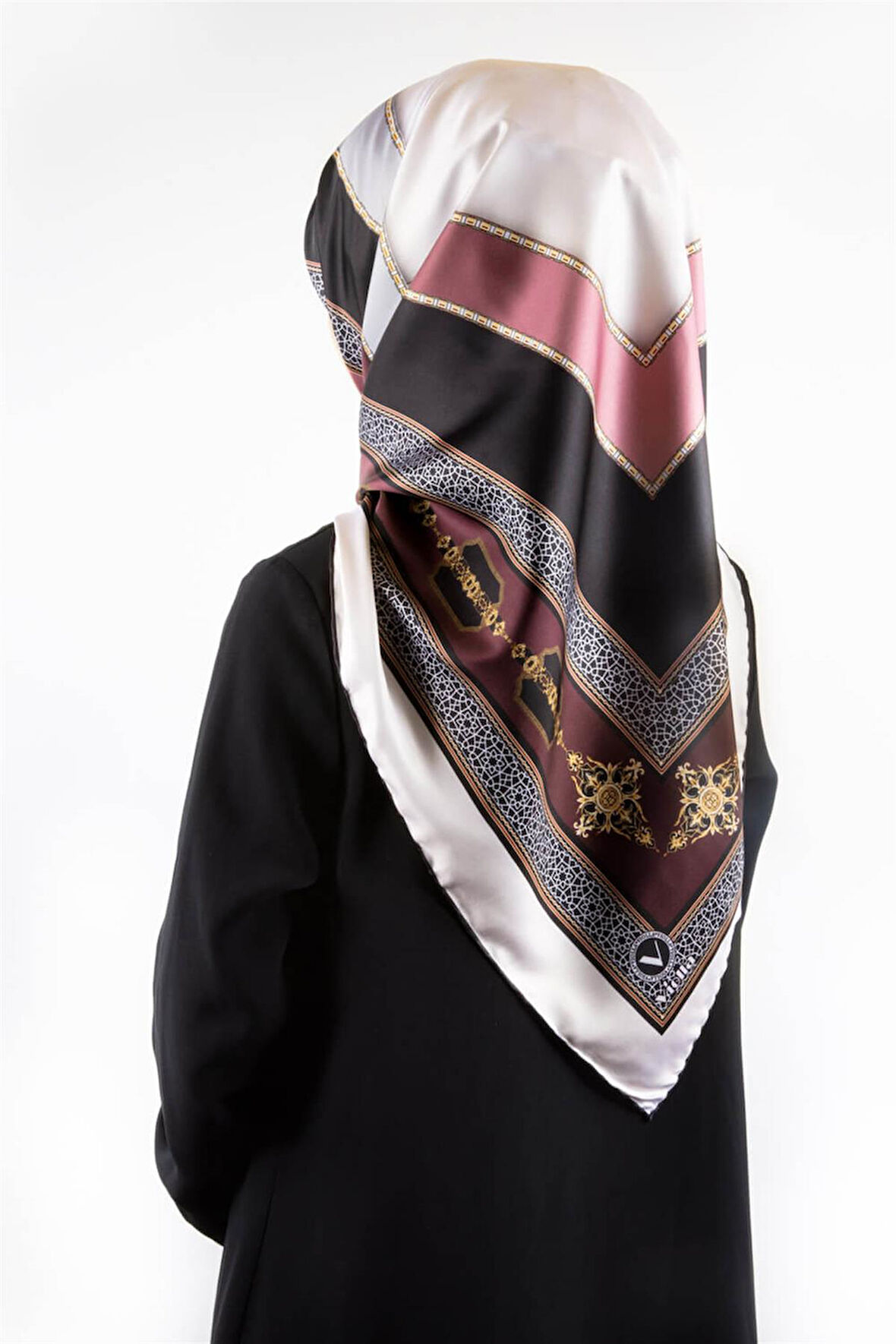 Twill Gold Detaylı ve Antik Motif Desenli Pudra Renkli 90x90 Eşarp (İpek İçermez) Kenar Dikiş Şekli El Dikişli