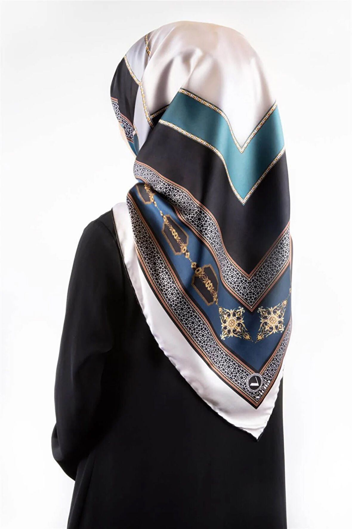 Twill Gold Detaylı ve Antik Motif Desenli İndigo Renkli 90x90 Eşarp (İpek İçermez) Kenar Dikiş Şekli El Dikişli