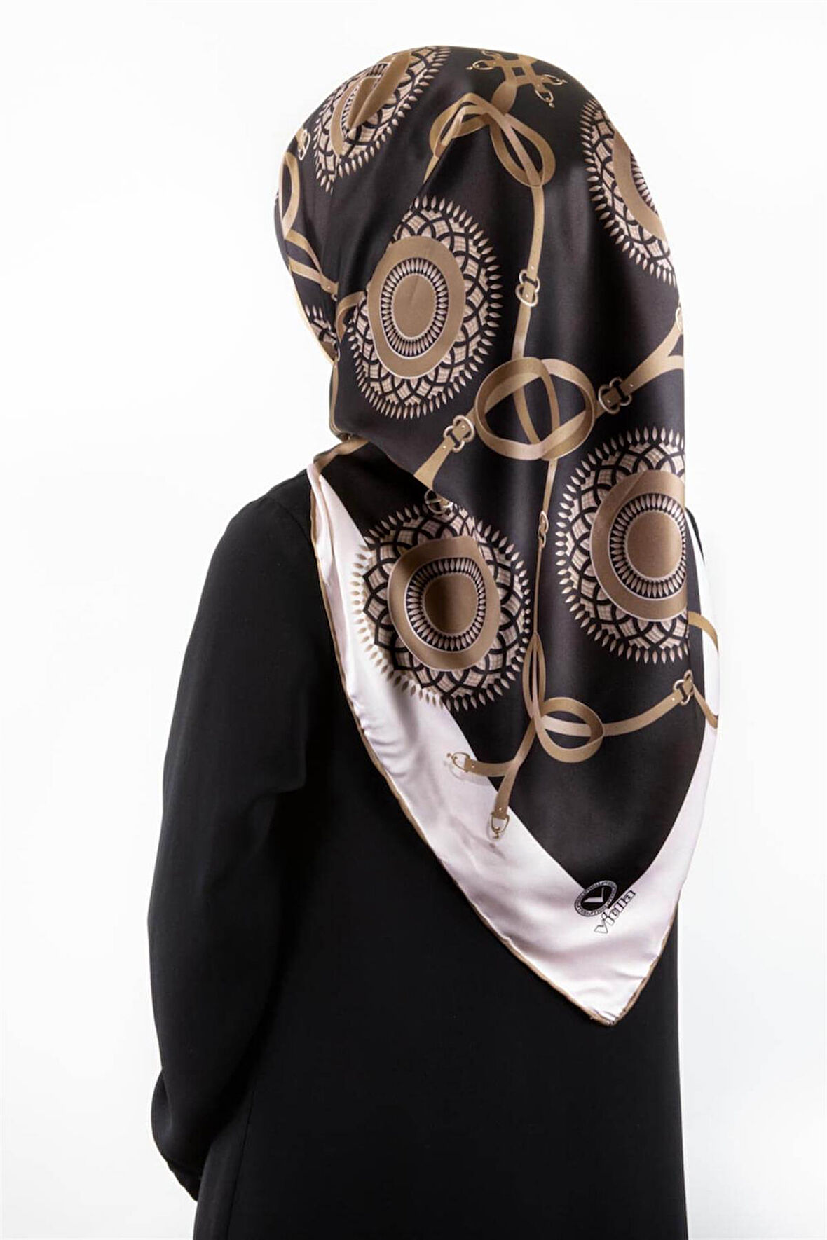 Twill Kemerli Ve Geometrik Desenli Bej Renkli 90x90 Eşarp (İpek İçermez) Kenar Dikiş Şekli El Dikişli