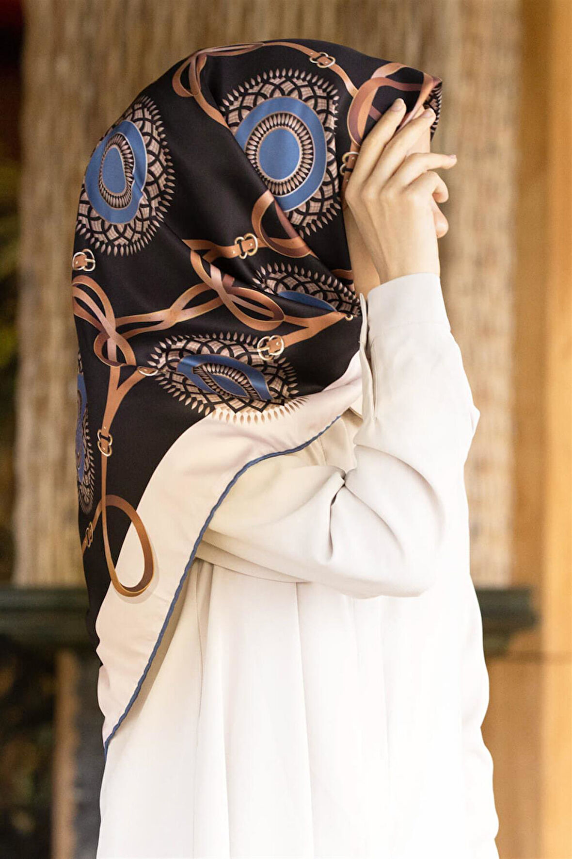 Twill Kemerli Ve Geometrik Desenli İndigo Renkli 90x90 Eşarp (İpek İçermez) Kenar Dikiş Şekli El Dikişli