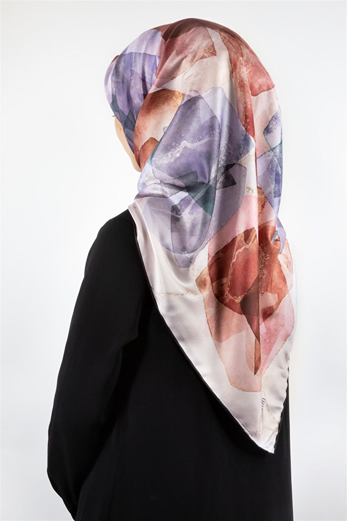 Twill Mermer Efektli Geometrik Desenli Pudra - Bebe Mavisi Renkli 90x90 Eşarp (İpek İçermez) Dikim Şekli : El Dikişi