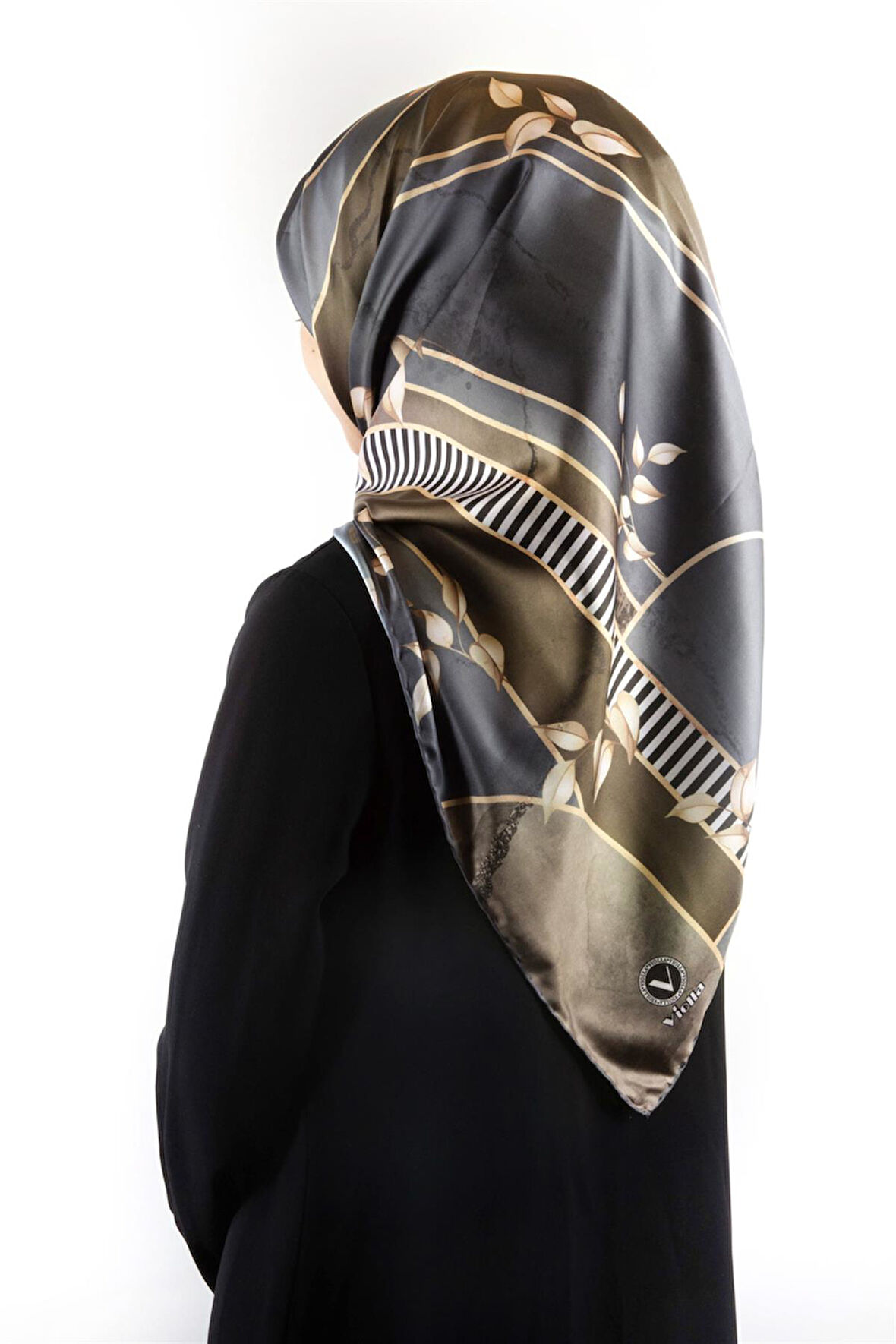 Twill Yapraklı Ve Geometrik Desenli Gri - Bej Renkli 90x90 Eşarp (İpek İçermez) Kenar Dikiş Şekli El Dikişli