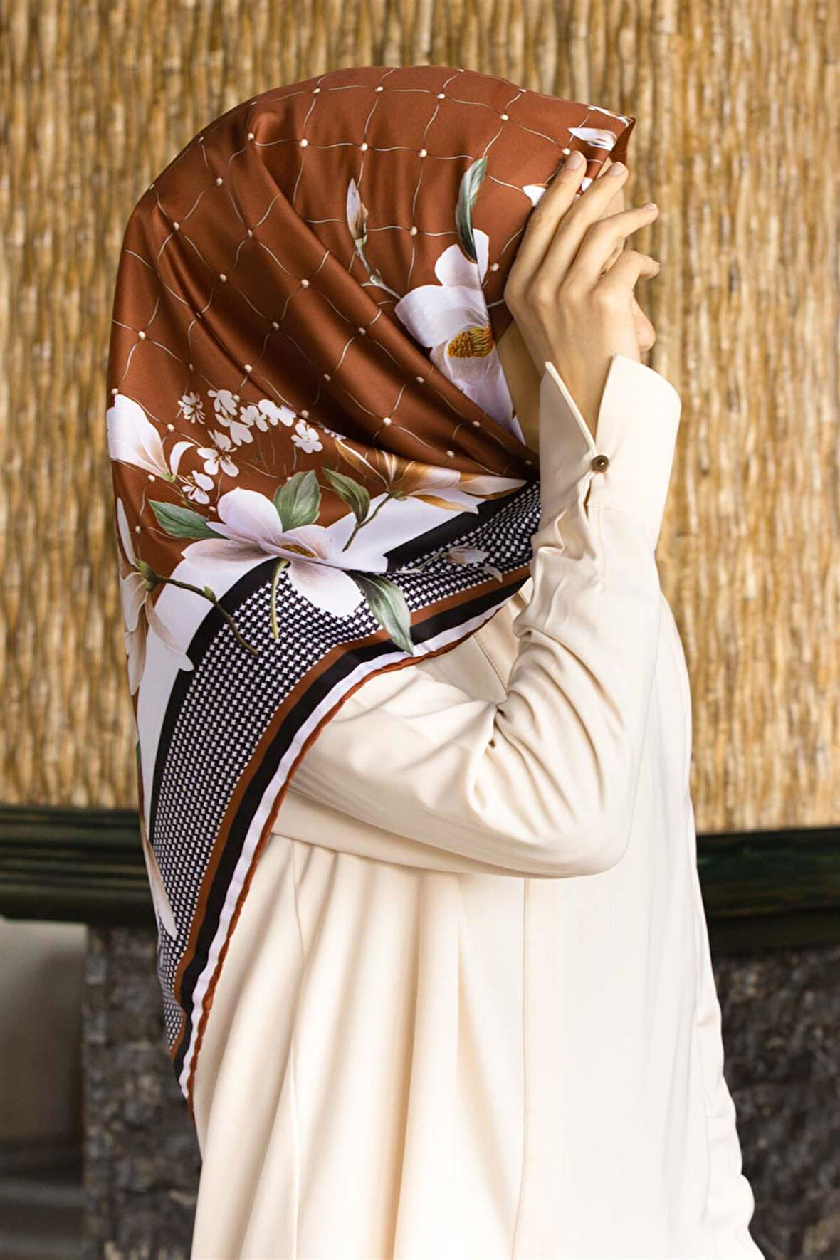 Twill Kazayaklı Ve Büyük Çiçekli Desenli Taba Renkli 90x90 Eşarp (İpek İçermez) Kenar Dikiş Şekli El Dikişli