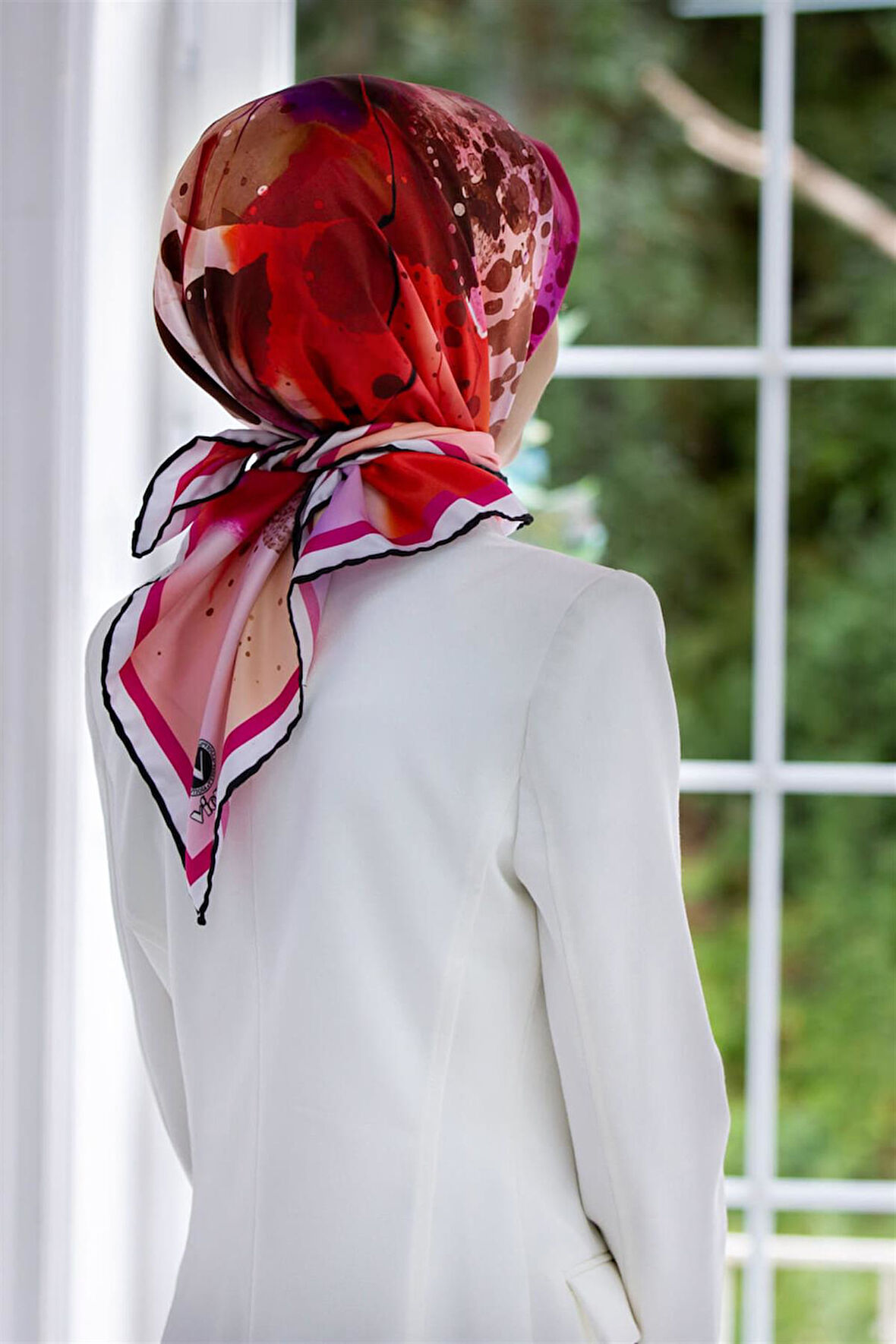 Twill Suluboya Çiçek Desenli Kırmızı Renkli 90x90 Soft Eşarp Kenar Dikiş Şekli El Dikişli