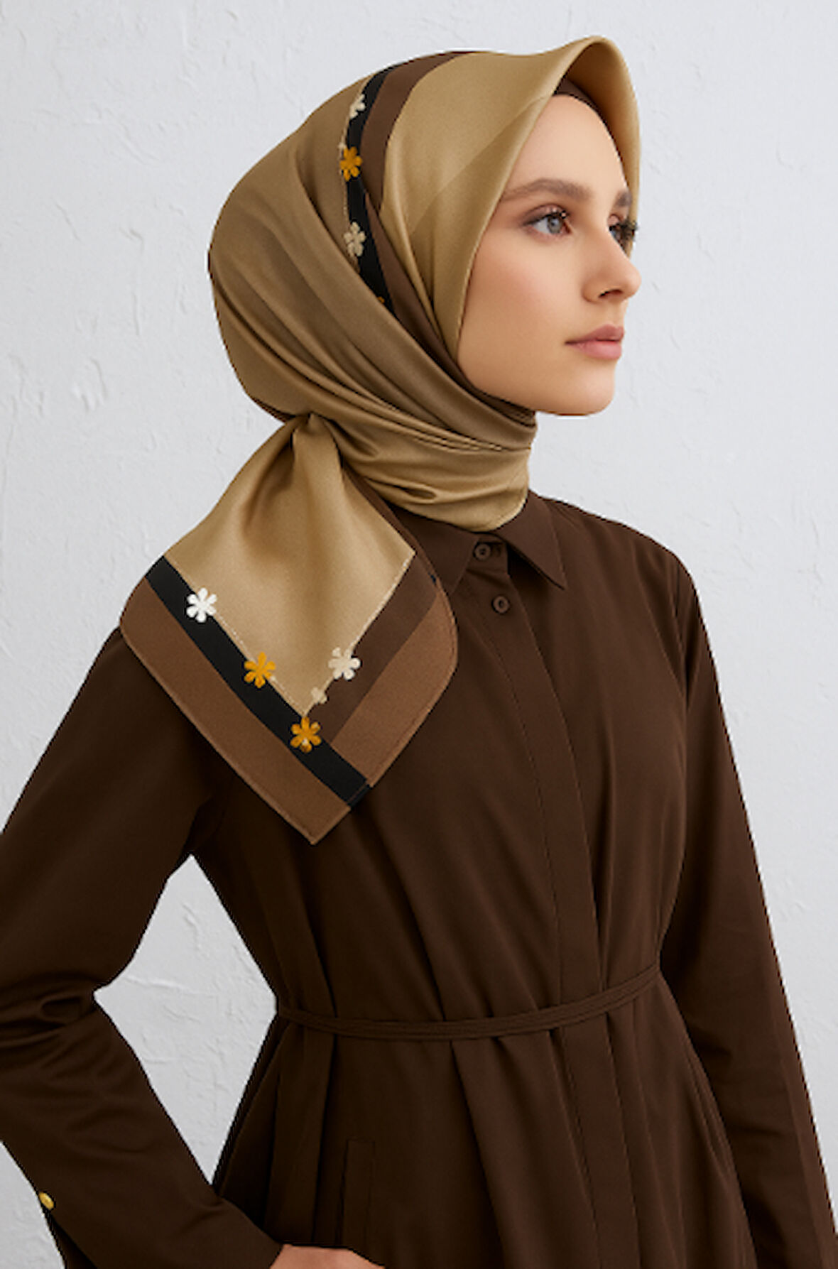 Vissona Tivil İpek Eşarp 50318 - 2 - 0004 - 0001 Bej Siyah Çiçek Desen