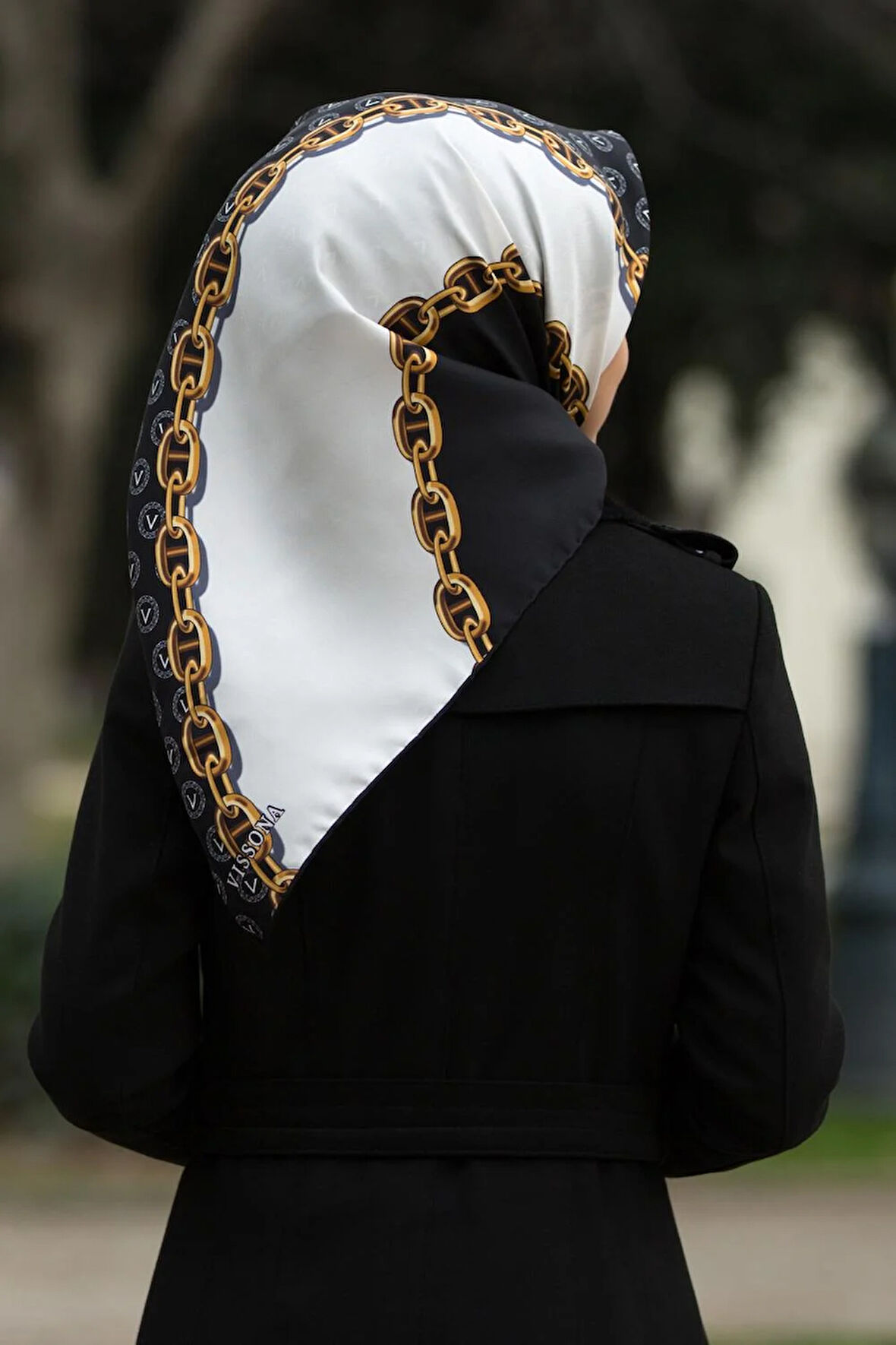 %100 Twill İpek Monogram Ve Zincir Desenli Siyah - Beyaz Renkli 90x90 Eşarp Dikim Şekli : El Dikişi