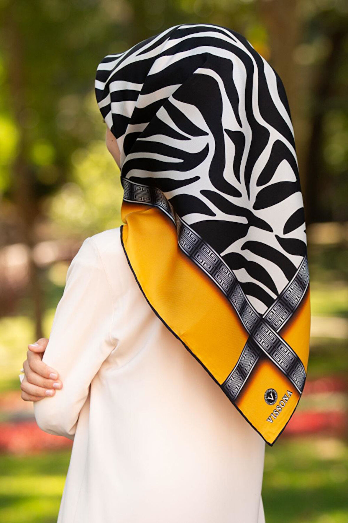 %100 Twill İpek Zebra Desenli Sarı - Gri Renkli 90x90 Eşarp Dikim Şekli : El Dikişi