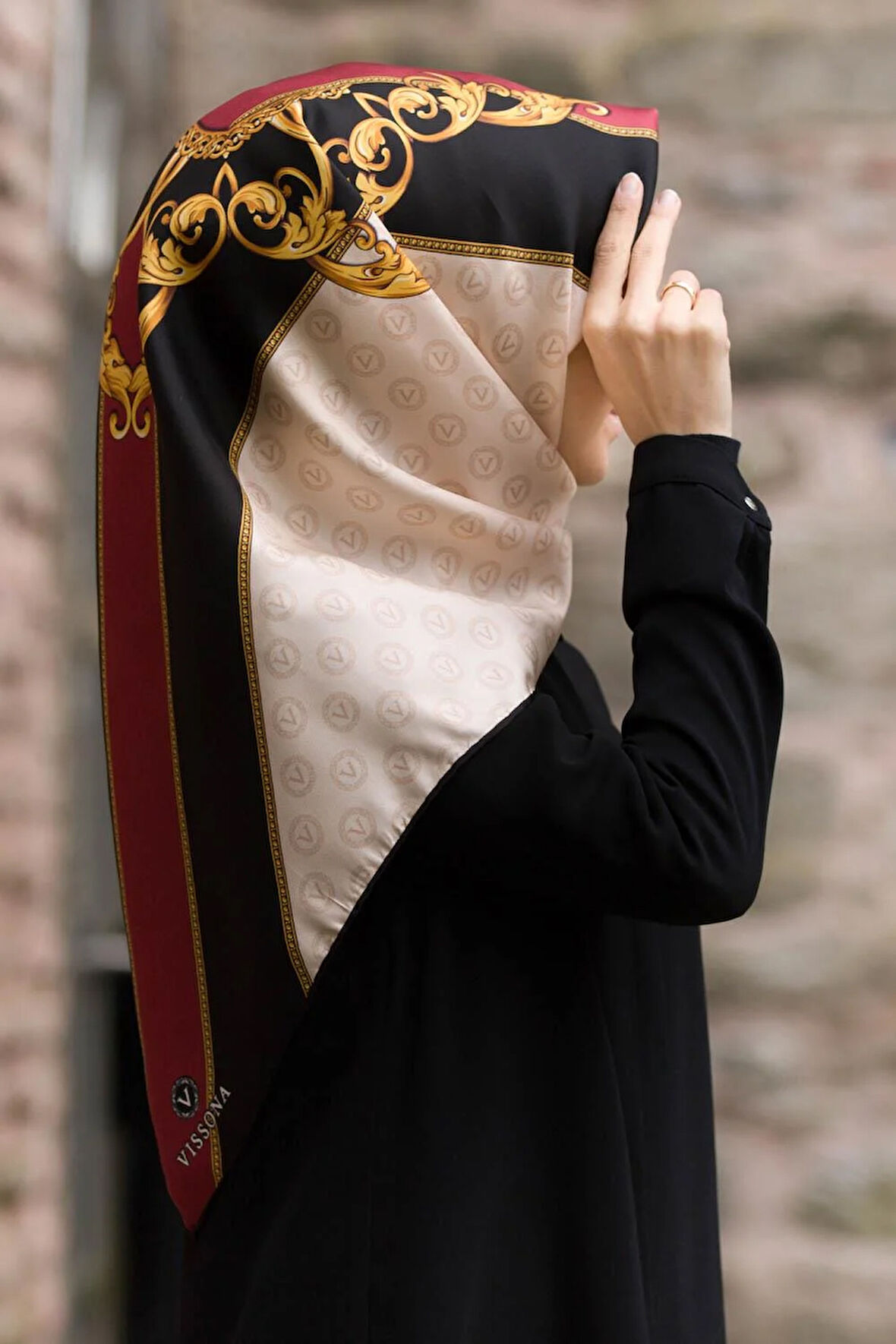 %100 Twill İpek Monogram Ve Barok Desenli Krem - Bordo Renkli 90x90 Eşarp Dikim Şekli : El Dikişi