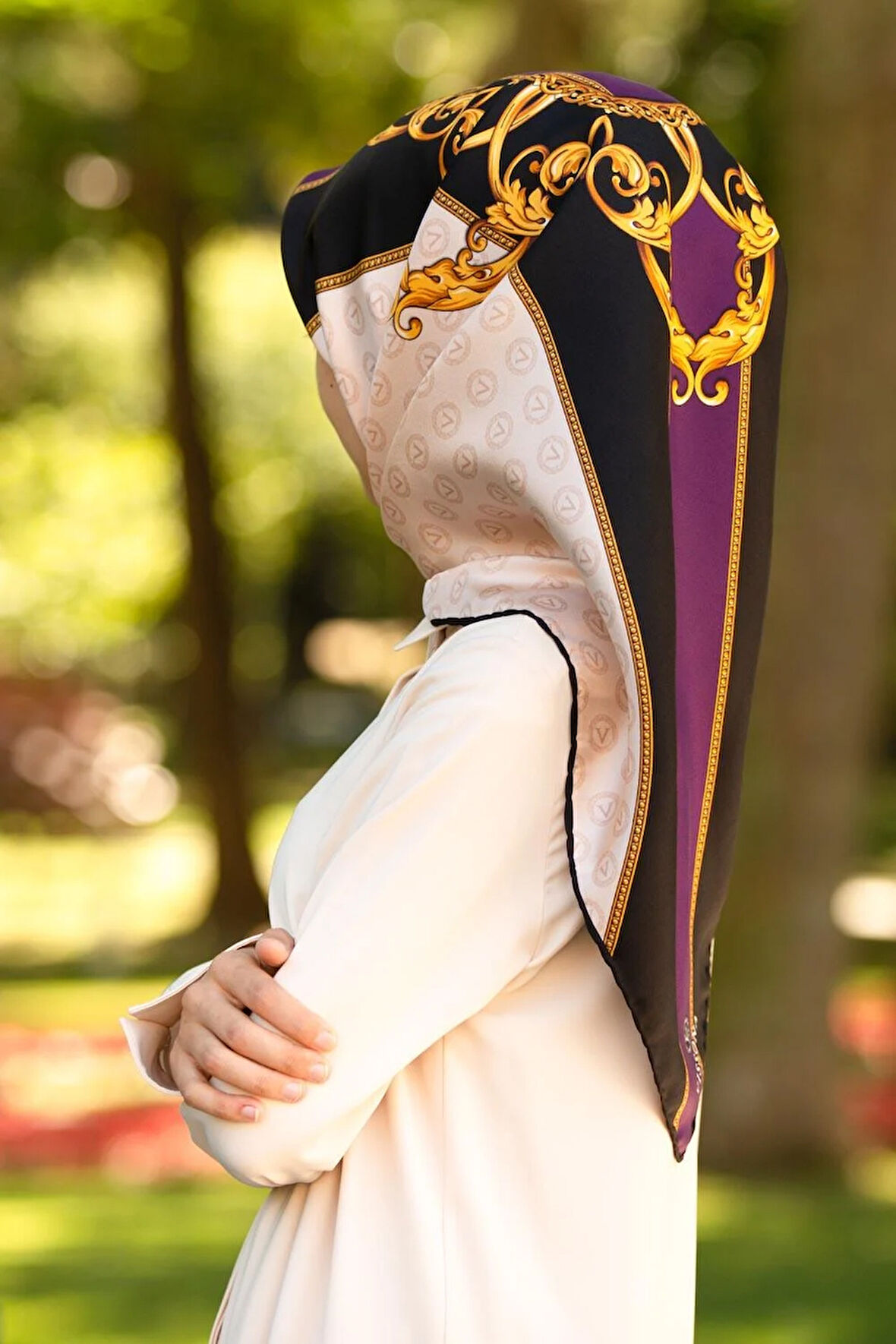 %100 Twill İpek Monogram Ve Barok Desenli Krem - Mürdüm Renkli 90x90 Eşarp Dikim Şekli : El Dikişi