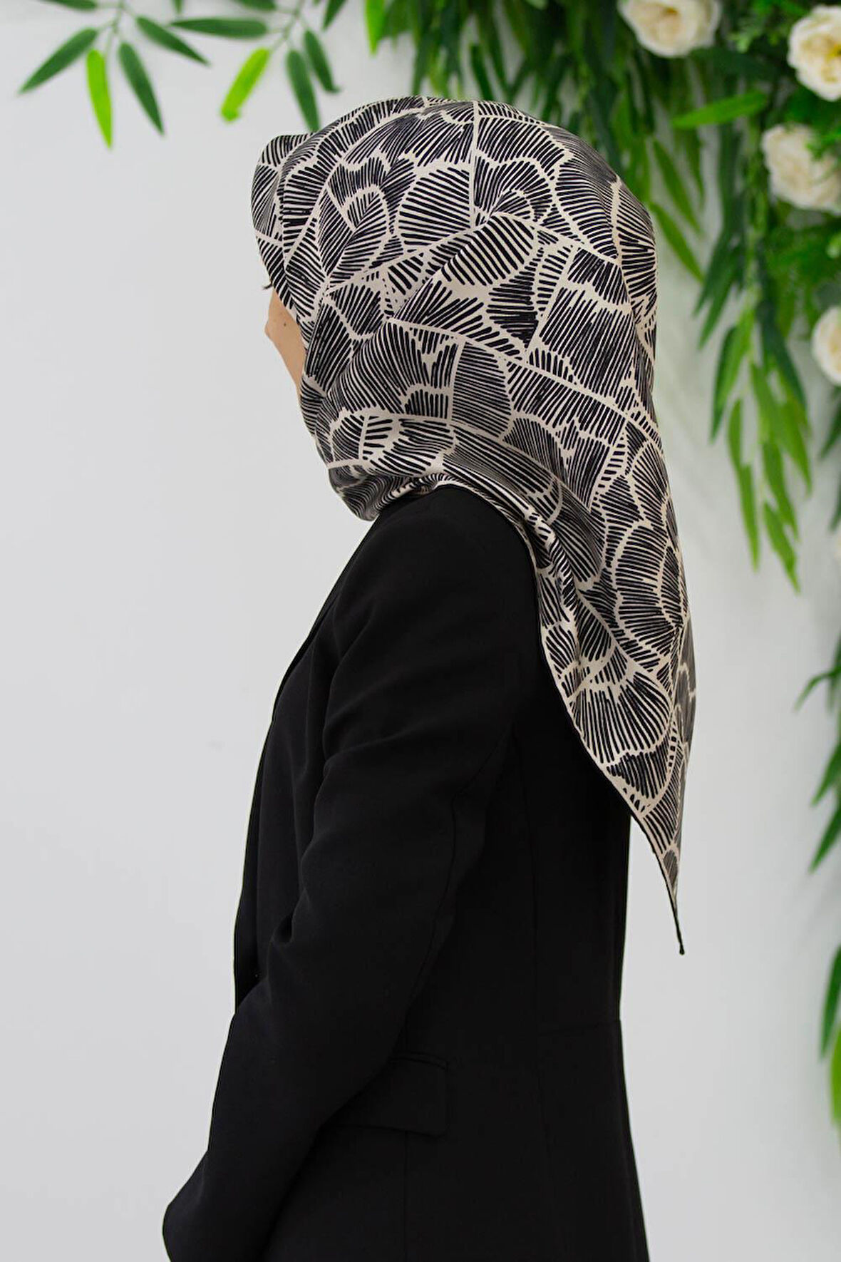 %100 Twill İpek Geometrik Desenli Siyah - Krem Renkli 90x90 Eşarp Dikim Şekli : El Dikişi