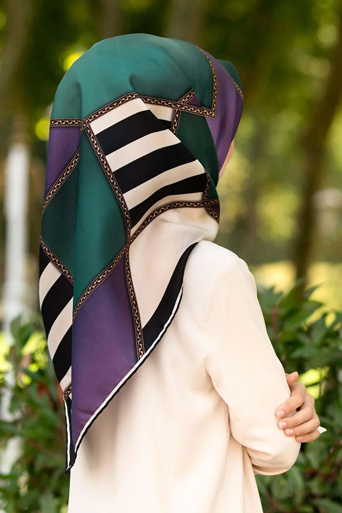 %100 Twill İpek Geometrik Desenli Lila - Petrol Yeşili Renkli 90x90 Eşarp Dikim Şekli : El Dikişi