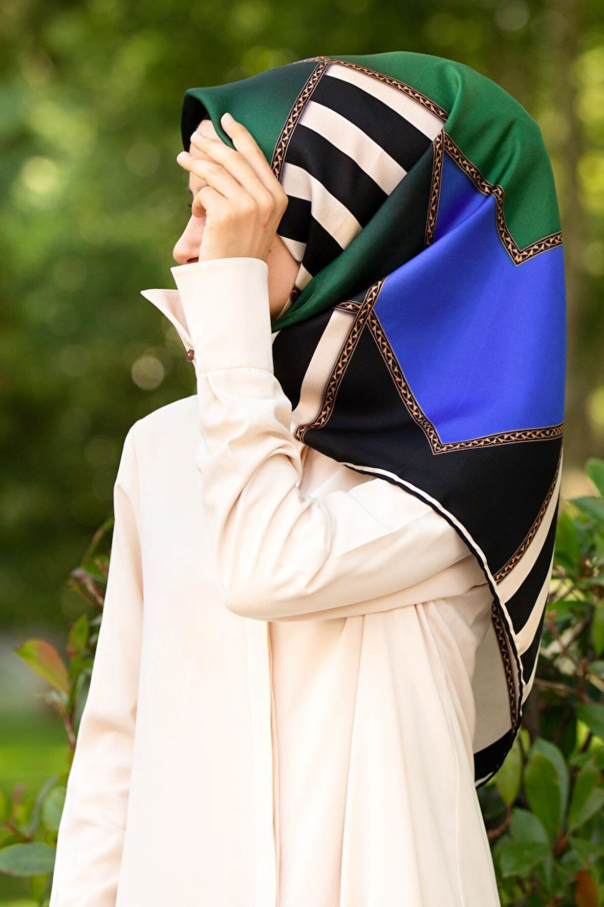 %100 Twill İpek Geometrik Desenli Saks - Zümrüt Yeşili Renkli 90x90 Eşarp Dikim Şekli : El Dikişi