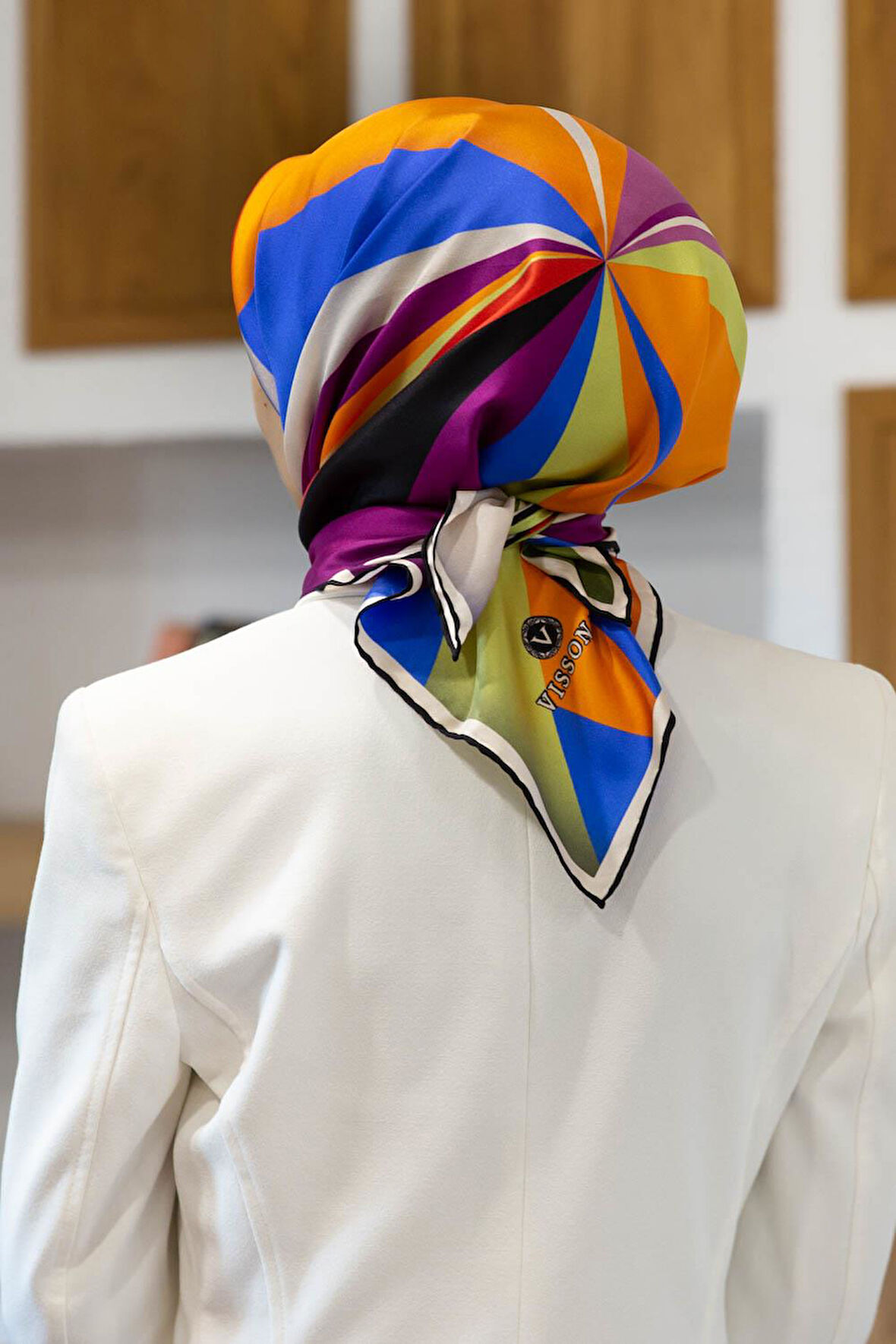 %100 Twill İpek Geometrik Desenli Kırmızı - Mürdüm Renkli 90x90 Eşarp Dikim Şekli : El Dikişi