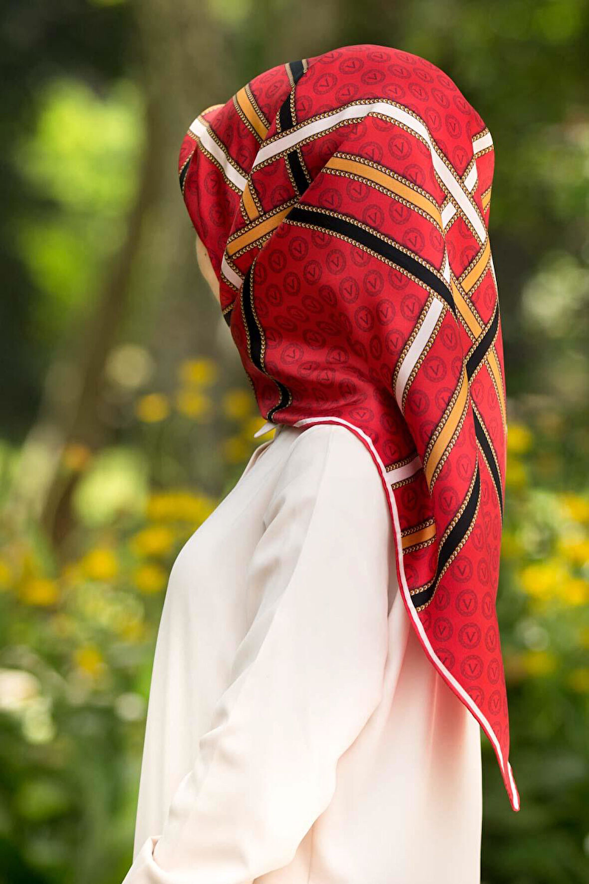 %100 Twill İpek Gold Şeritli Monogram Desenli Kırmızı - Gold Renkli 90x90 Eşarp Dikim Şekli : El Dikişi