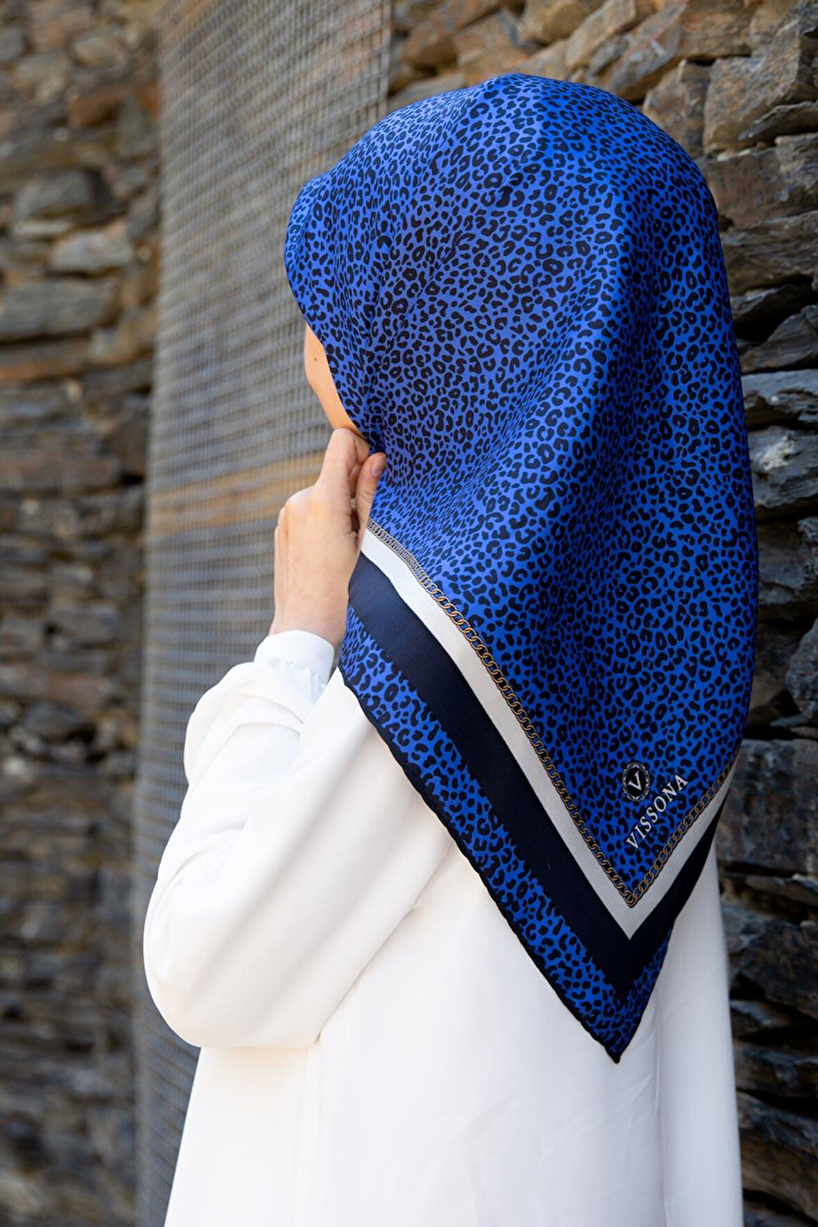 %100 Twill İpek Leopar Desenli Saks Renkli 90x90 Eşarp Dikim Şekli : El Dikişi