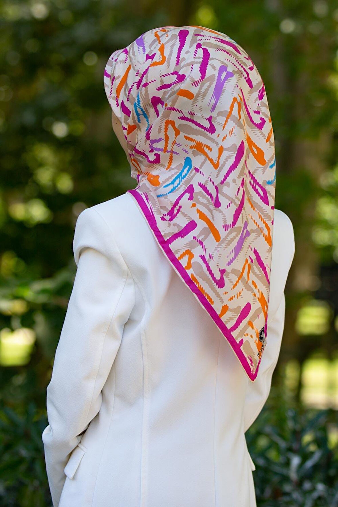 %100 Twill İpek Geometrik Desenli Turuncu - Pembe Renkli 90x90 Eşarp Dikim Şekli : El Dikişi