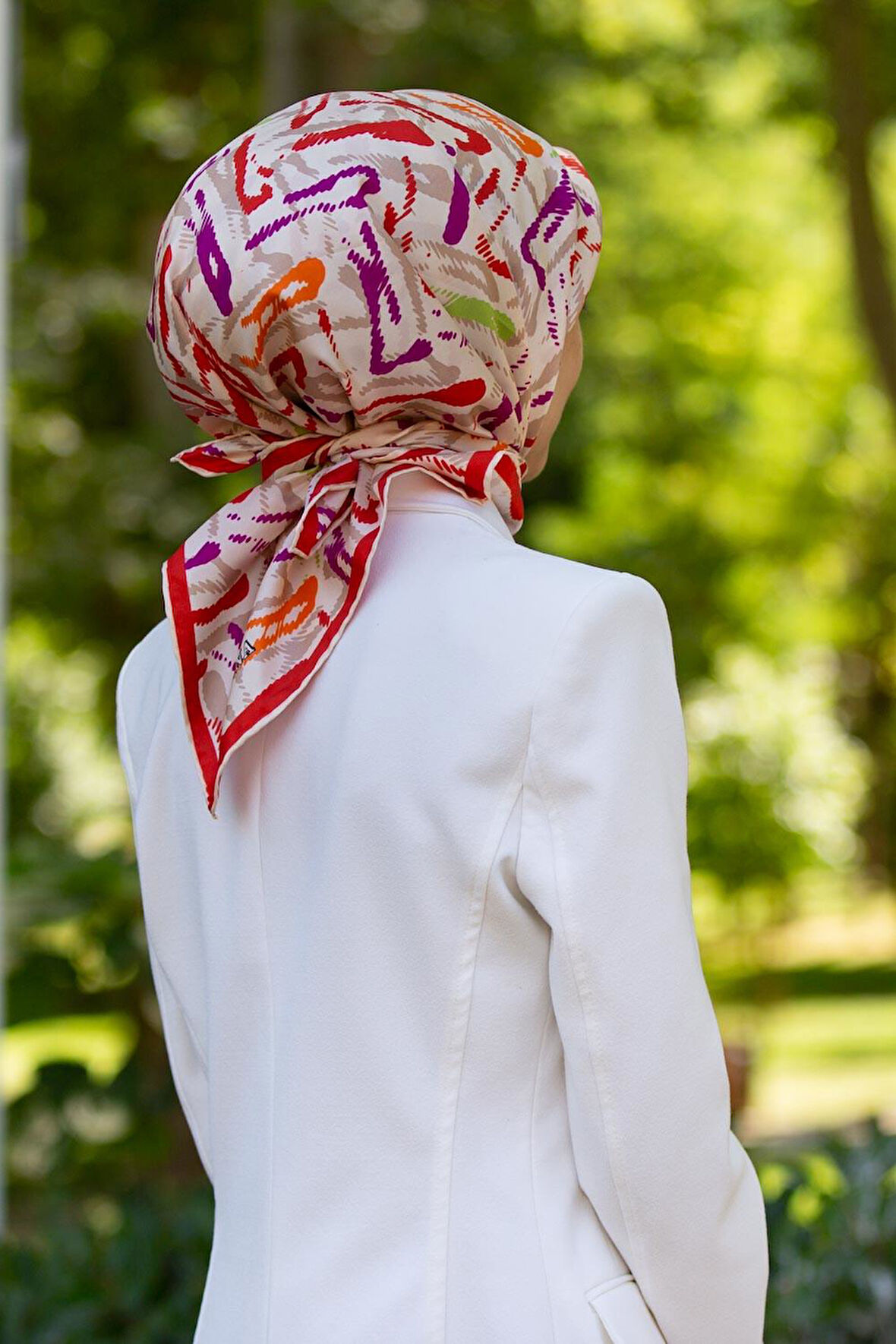 %100 Twill İpek Geometrik Desenli Kırmızı- Mürdüm Renkli 90x90 Eşarp Dikim Şekli : El Dikişi