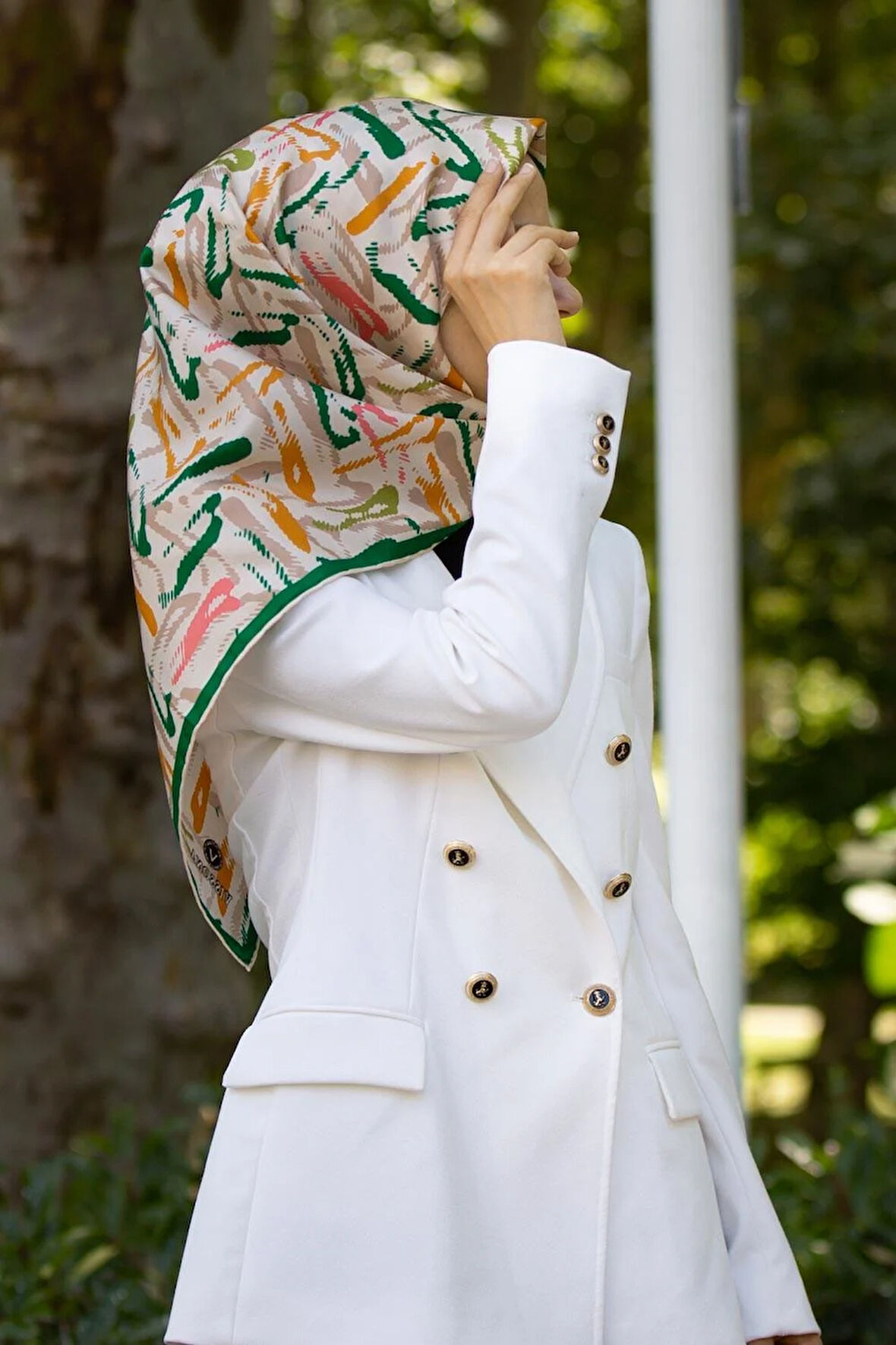 %100 Twill İpek Geometrik Desenli Benetton Yeşili - Sarı Renkli 90x90 Eşarp Dikim Şekli : El Dikişi