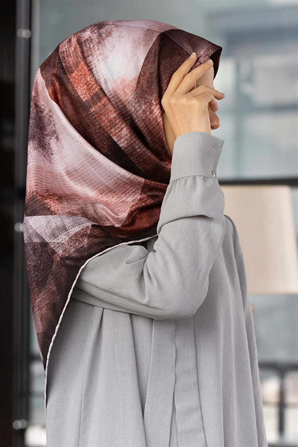 Twill Batik Desenli Taba Renkli 90x90 Eşarp (İpek İçermez) Dikim Şekli : El Dikişi