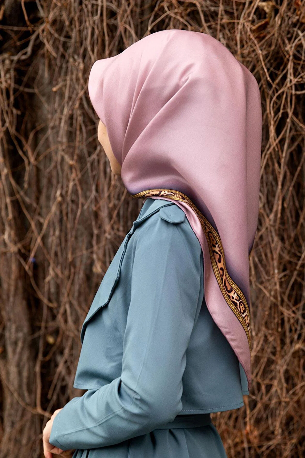 %100 Twill İpek Bordürü Leoparlı Düz Desenli Pudra - Gold Renkli 90x90 Eşarp Dikim Şekli : El Dikişi