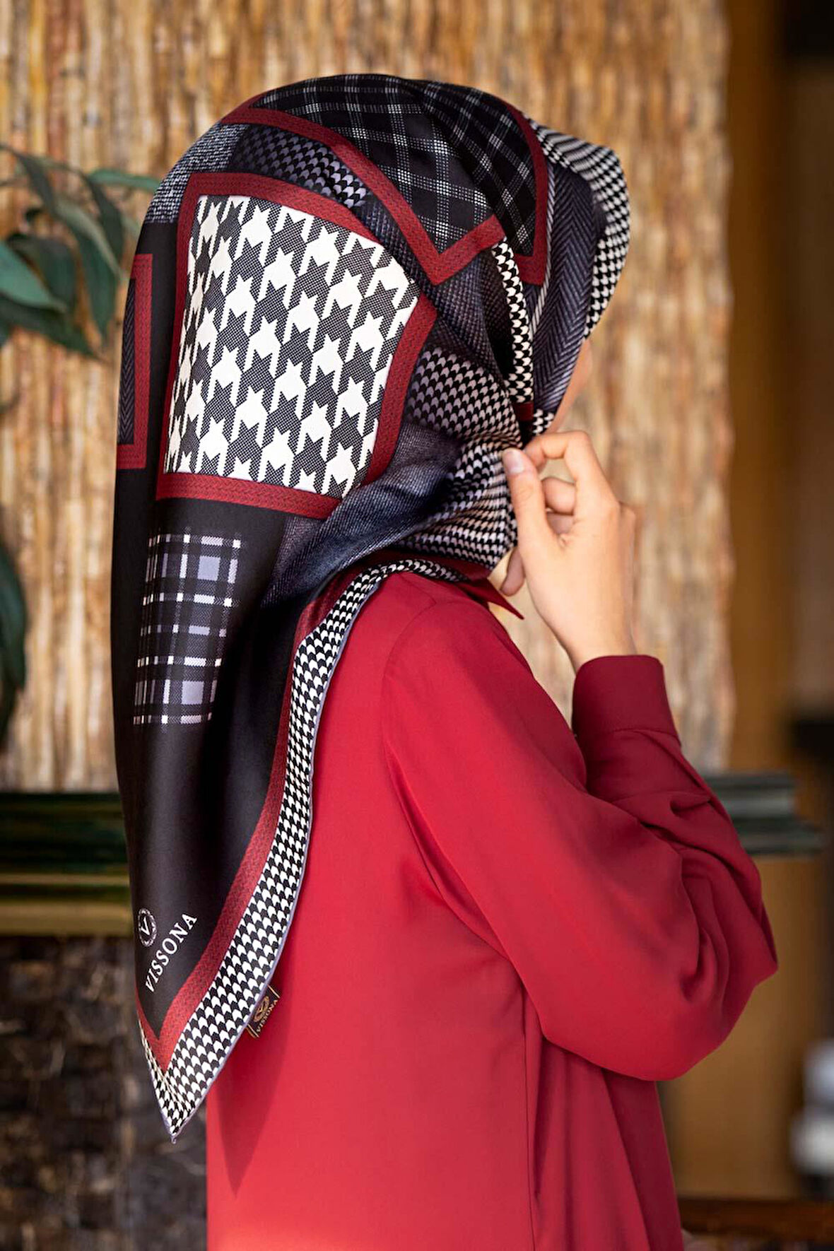 %100 Twill İpek Kazakayaklı Ve Ekose Desenli Gri - Kırmızı Renkli 90x90 Eşarp Dikim Şekli : El Dikişi