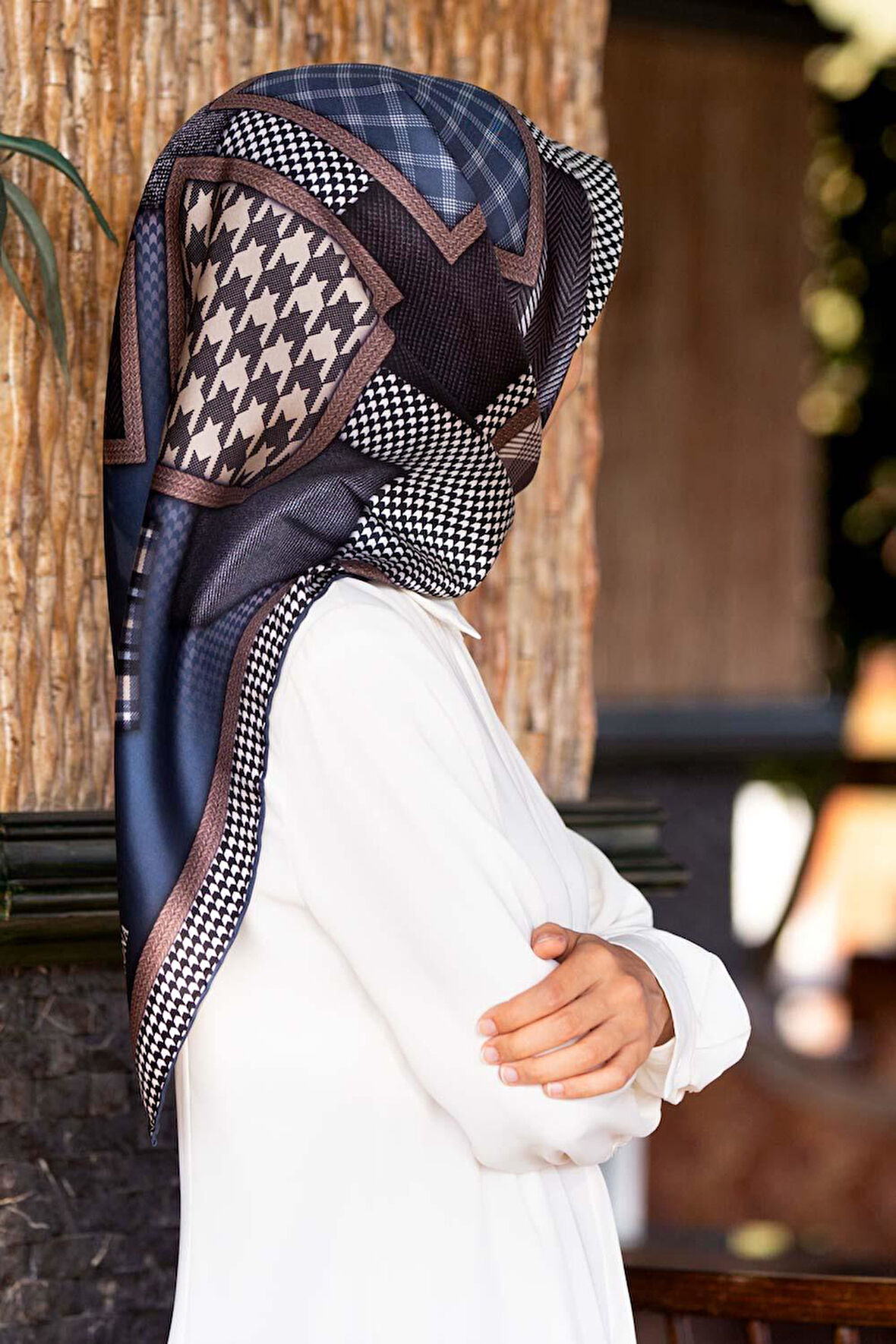 %100 Twill İpek Kazakayaklı Ve Ekose Desenli İndigo - Krem Renkli 90x90 Eşarp Dikim Şekli : El Dikişi