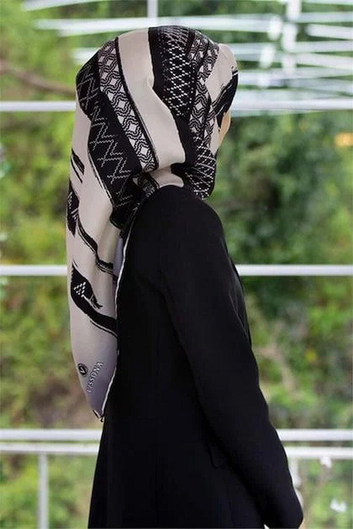 Vissona Tivil İpek Eşarp 50935 - 2 - 0003 - 0001 Siyah Krem Soyut Desen