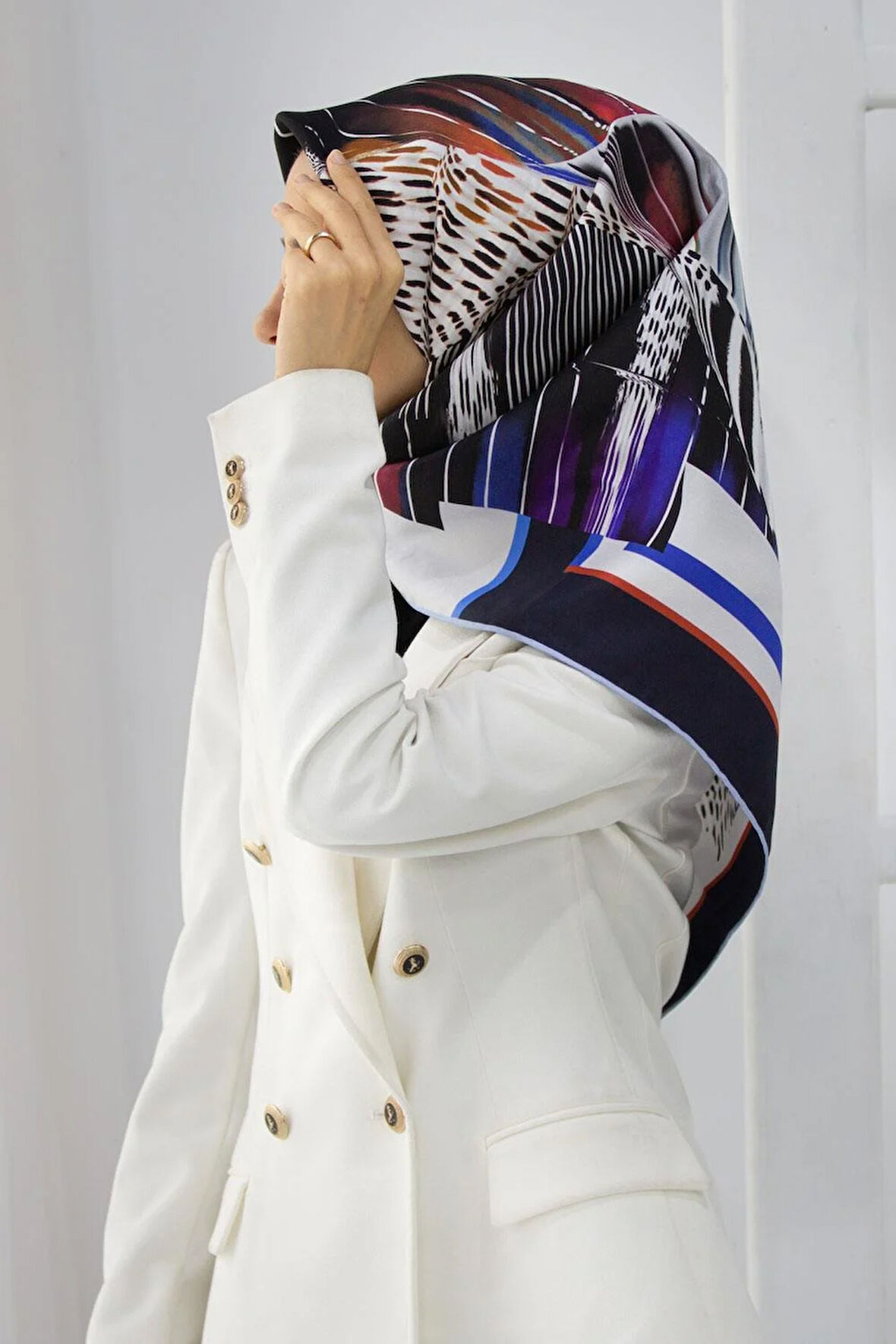 %100 Twill İpek Geometrik Desenli Lacivert - Kırmızı Renkli 90x90 Eşarp Dikim Şekli : El Dikişi