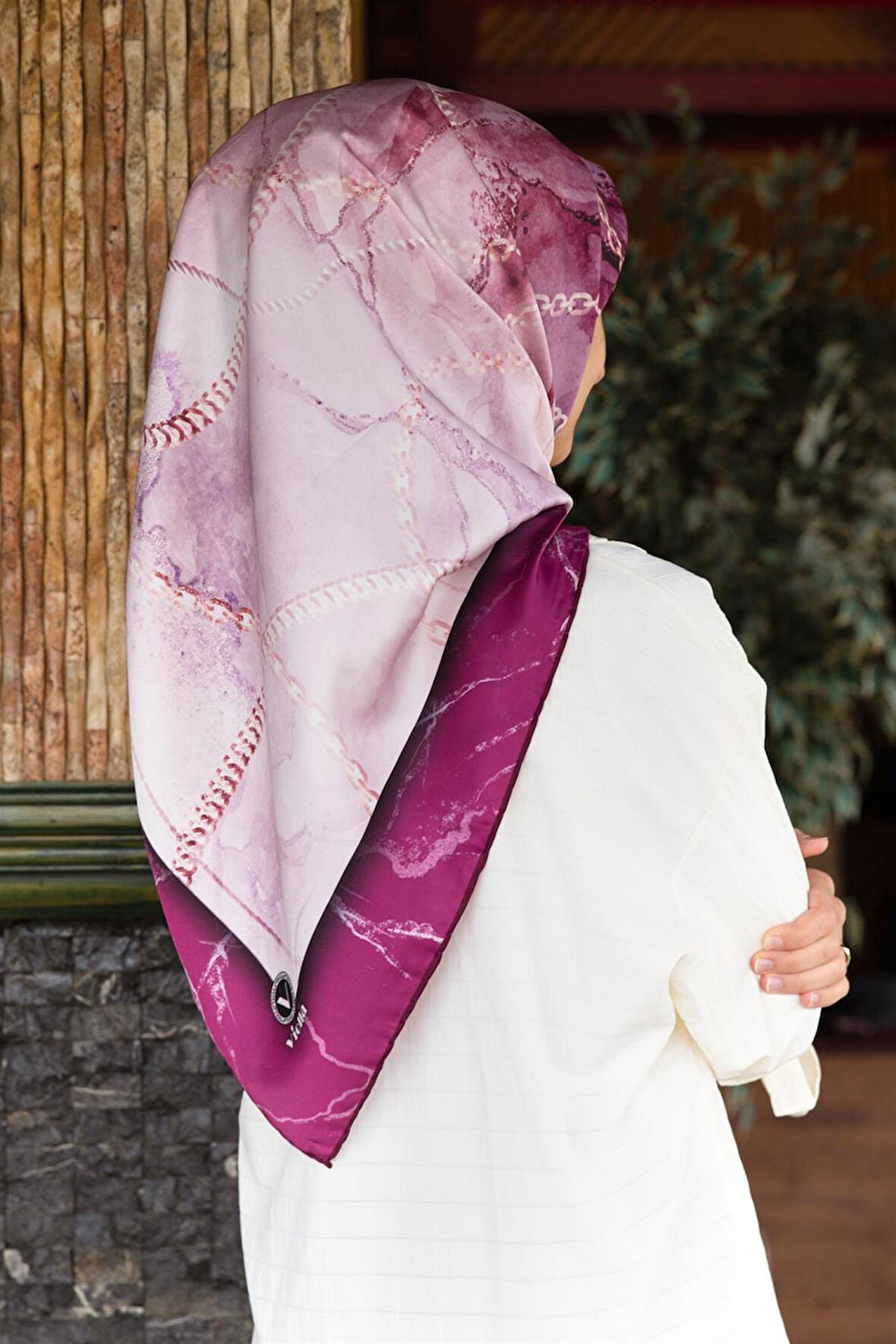 Twill Mermer ve Zincir Desenli Mürdüm Renkli 90x90 Eşarp (İpek İçermez) Kenar Dikiş Şekli El Dikişli