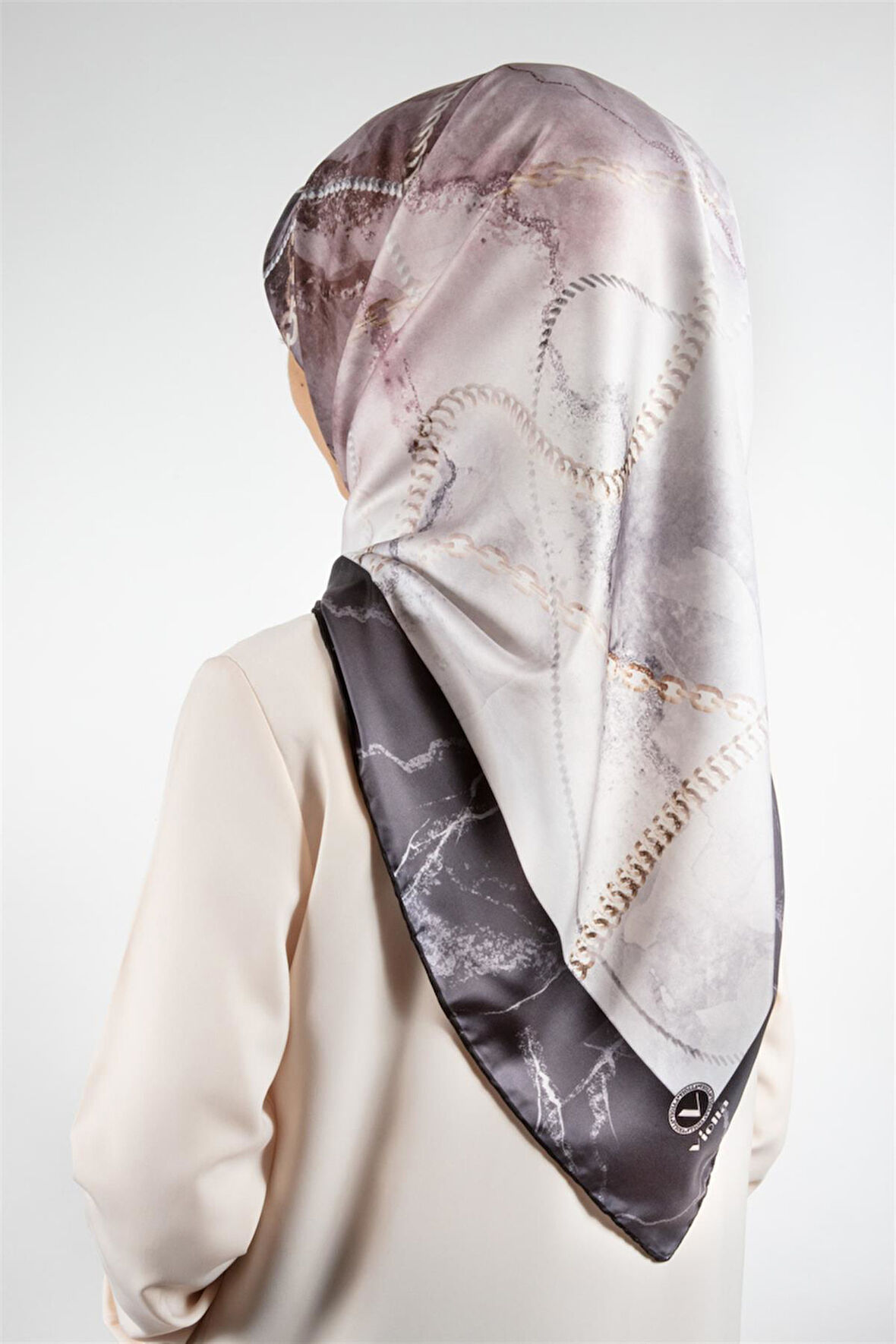 Twill Mermer ve Zincir Desenli Gri Renkli 90x90 Eşarp (İpek İçermez) Kenar Dikiş Şekli El Dikişli