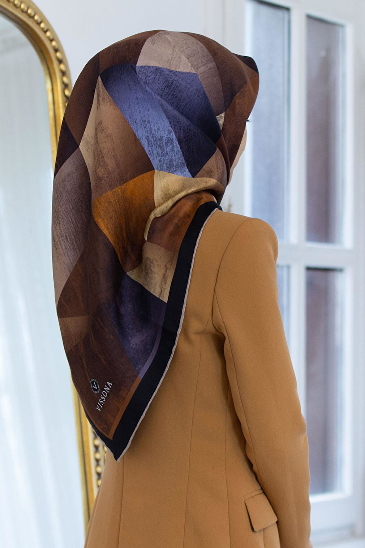 %100 Twill İpek Geometrik Desenli Kiremit - İndigo Renkli 90x90 Eşarp Dikim Şekli : El Dikişi