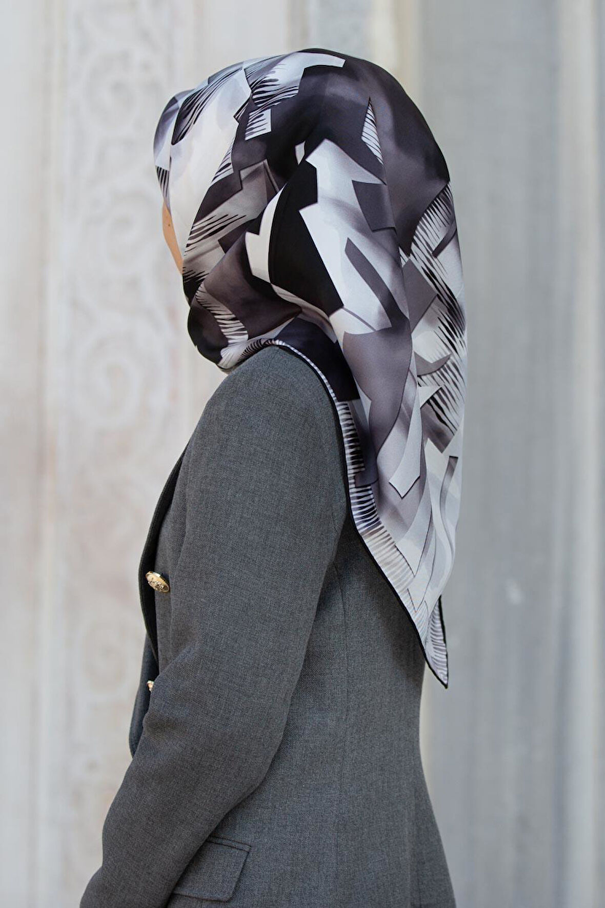 %100 Twill İpek Geometrik Desenli Siyah - Beyaz Renkli 90x90 Eşarp Dikim Şekli : El Dikişi