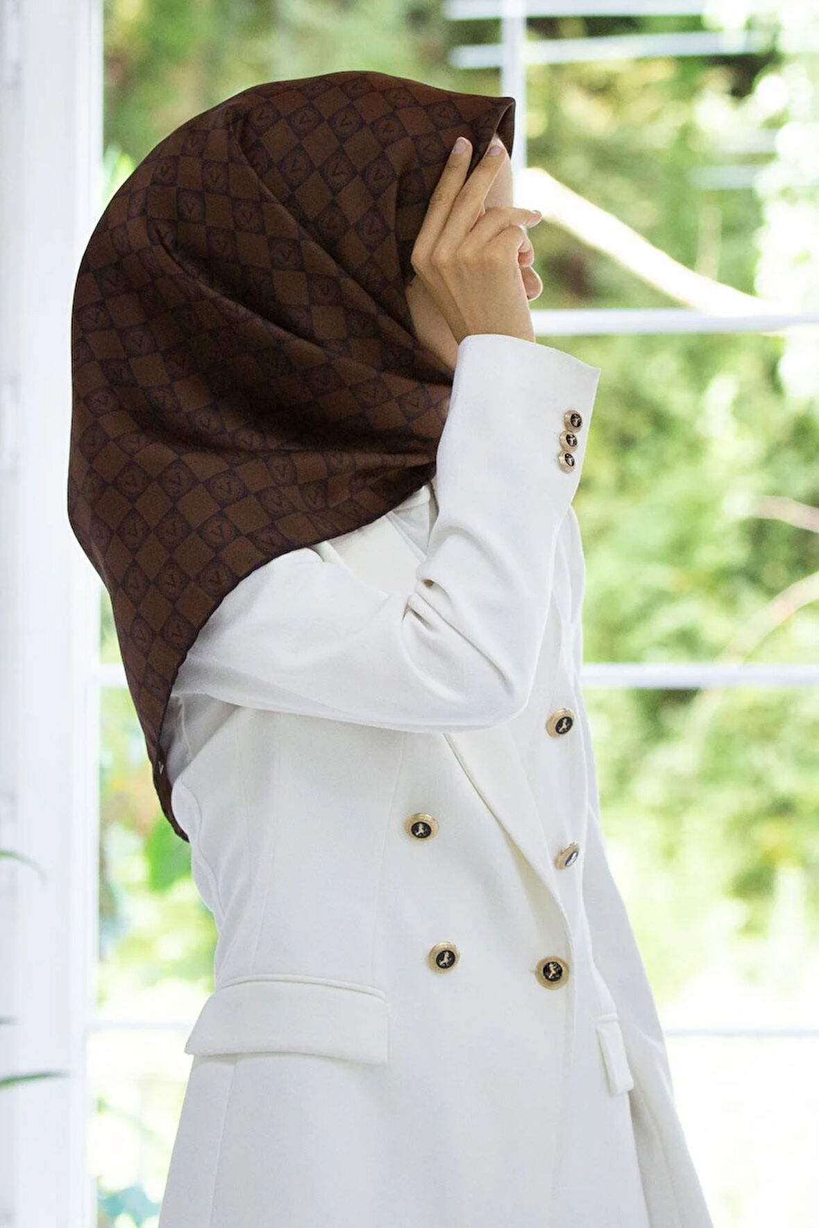 %100 Twill İpek Monogram Desenli Kahverengi Renkli 90x90 Eşarp Dikim Şekli : El Dikişi