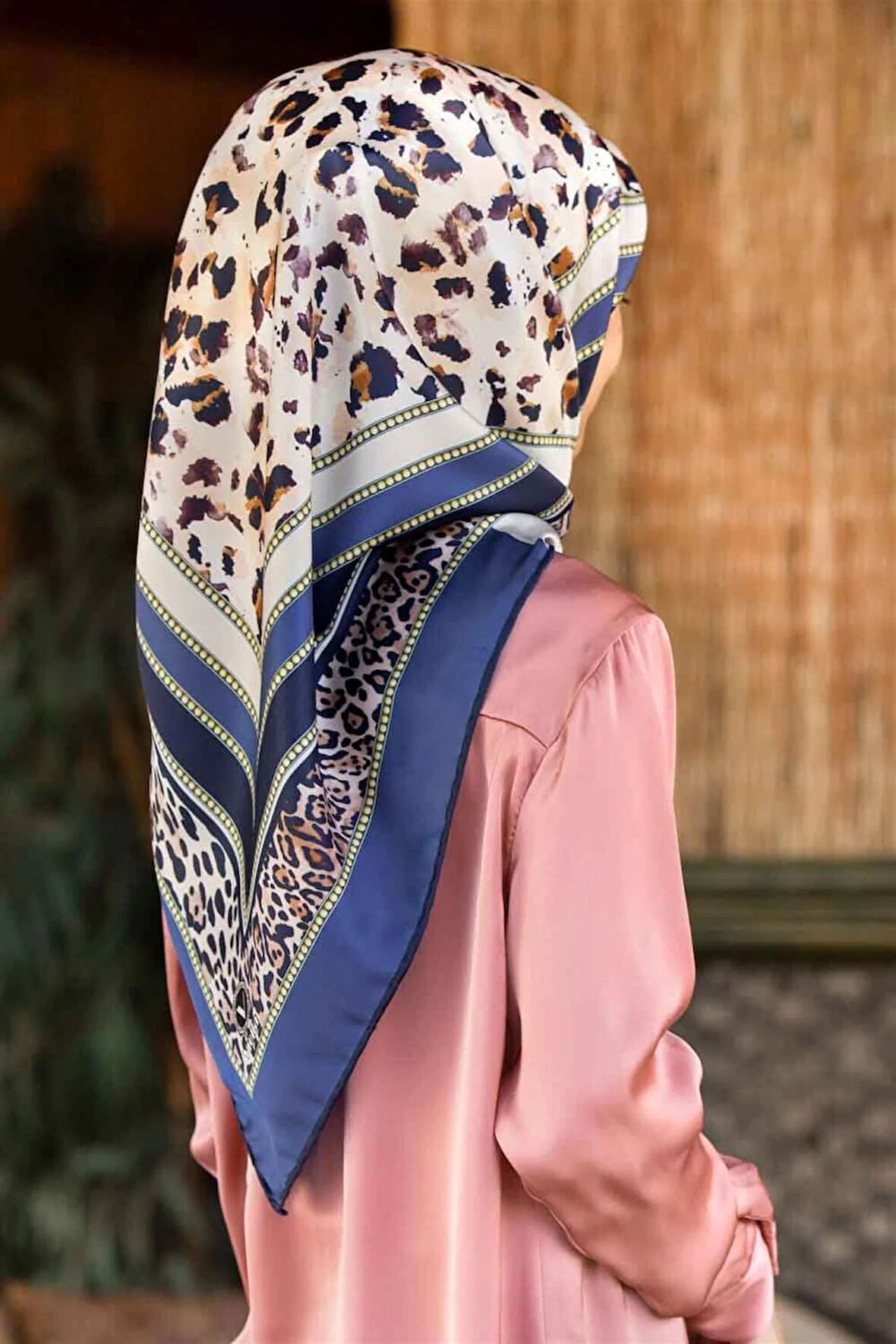 Twill Kemerli ve Leopar Desenli İndigo Renkli 90x90 Eşarp (İpek İçermez) Dikim Şekli : El Dikişi