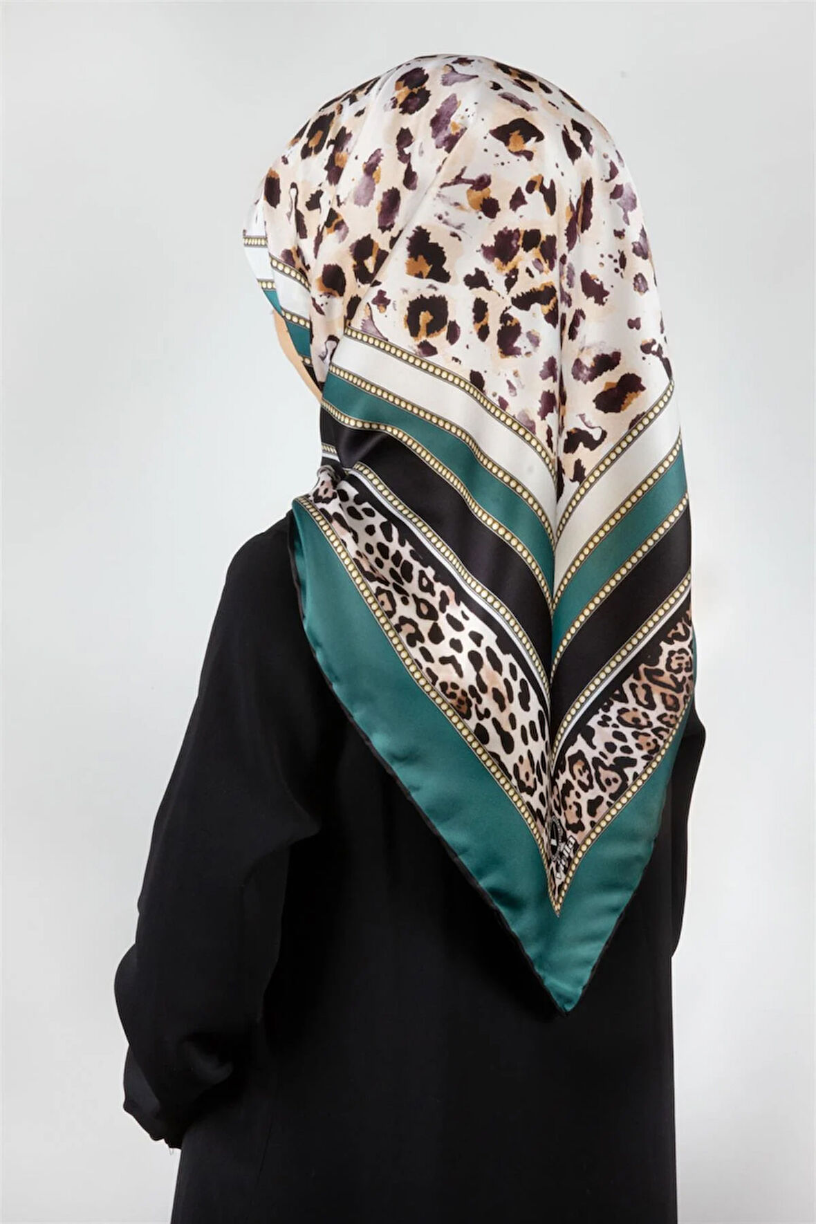 Twill Kemerli ve Leopar Desenli Petrol Yeşili Renkli 90x90 Eşarp (İpek İçermez) Dikim Şekli : El Dikişi