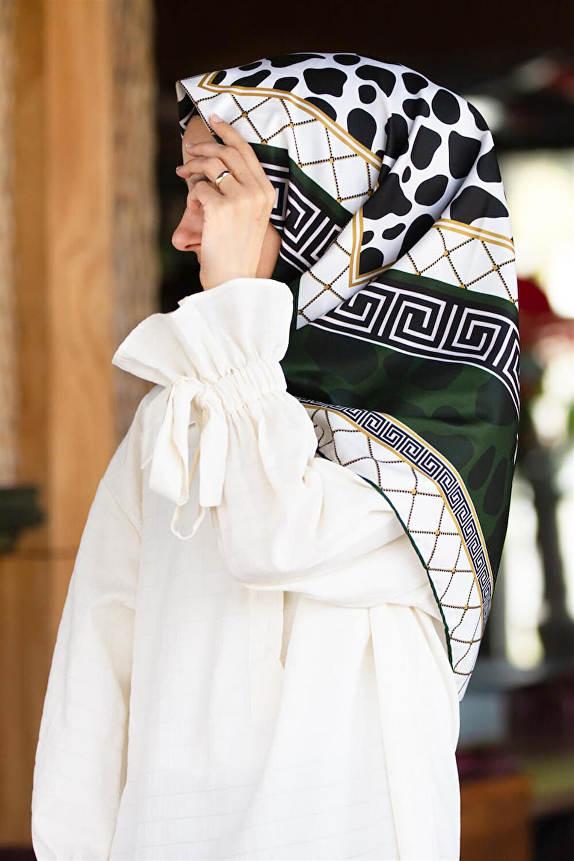 Twill Taş Desenli Zümrüt Yeşili Renkli 90x90 Eşarp (İpek İçermez) Kenar Dikiş Şekli El Dikişli