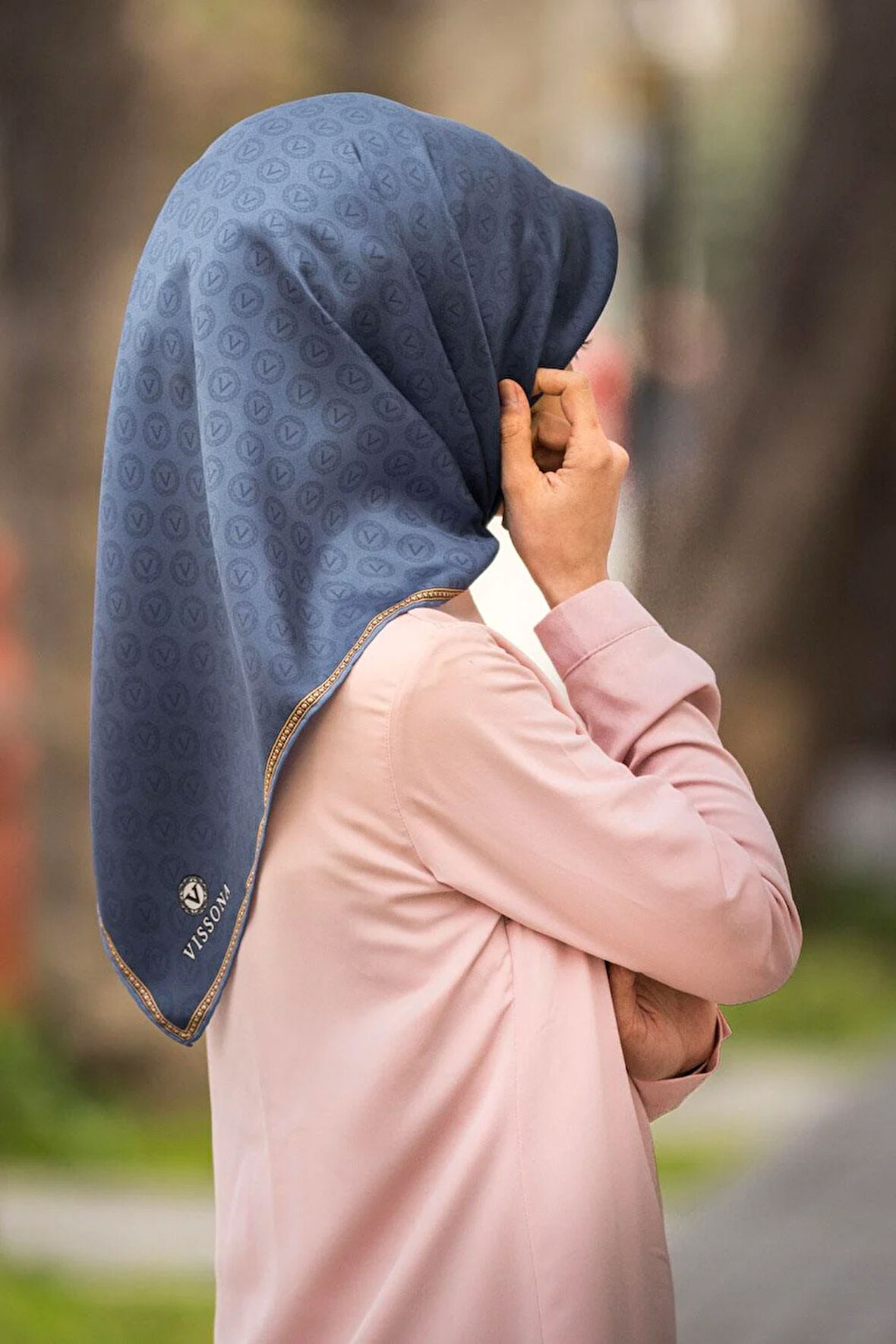 %100 Twill İpek Monogram Desenli İndigo Renkli 90x90 Eşarp Dikim Şekli : El Dikişi