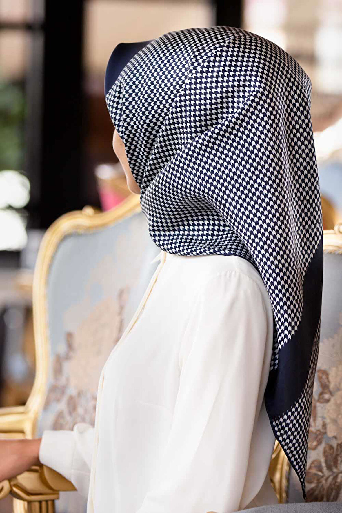 %100 Twill İpek Kazayağı Desenli Lacivert - Krem Renkli 90x90 Eşarp Dikim Şekli : El Dikişi