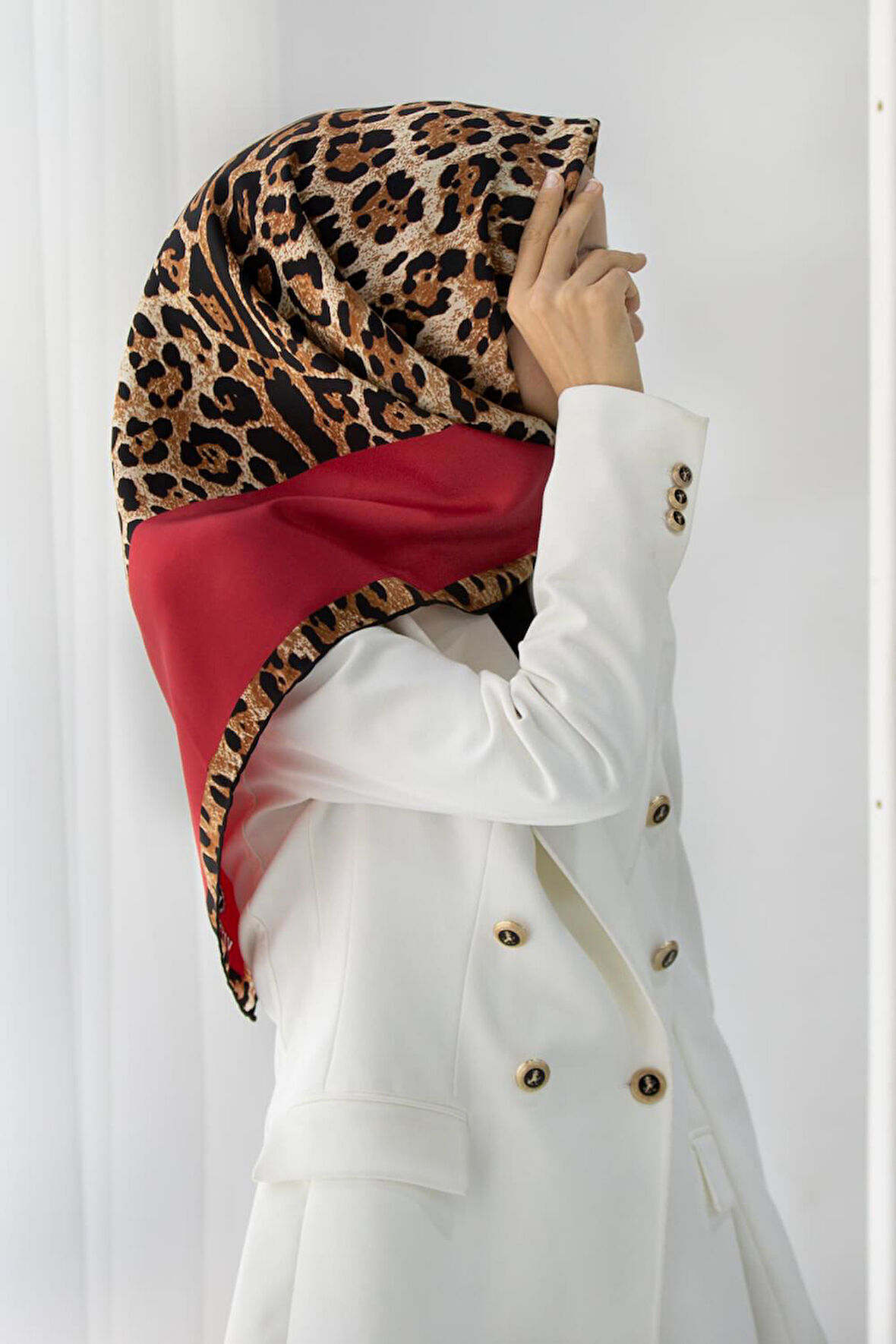 %100 Twill İpek Leopar Desenli Kırmızı Renkli 90x90 Eşarp Dikim Şekli : El Dikişi