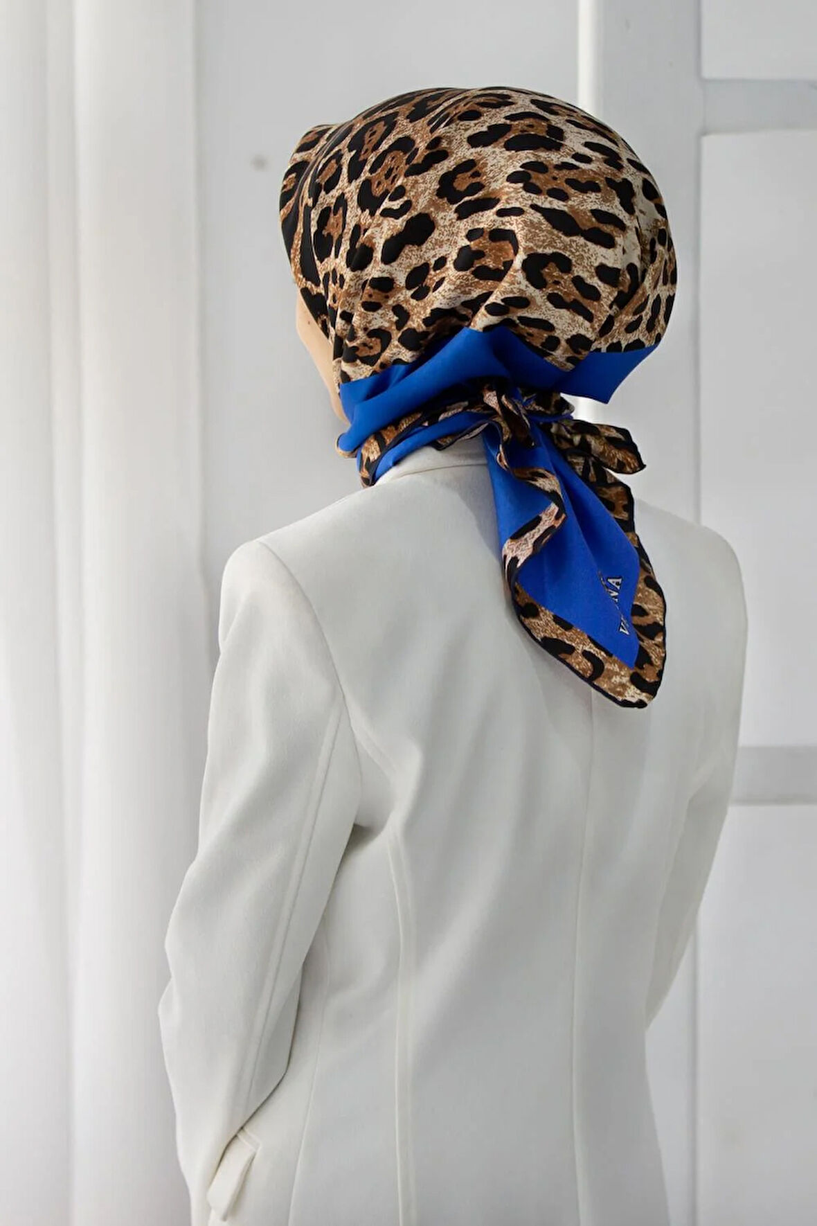 %100 Twill İpek Leopar Desenli Saks Renkli 90x90 Eşarp Dikim Şekli : El Dikişi