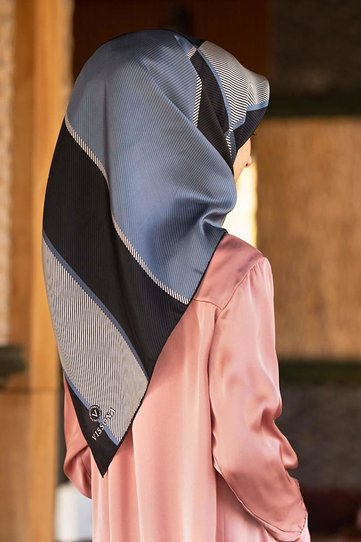 %100 Twill İpek Geometrik Desenli İndigo Renkli 90x90 Eşarp Dikim Şekli : El Dikişi