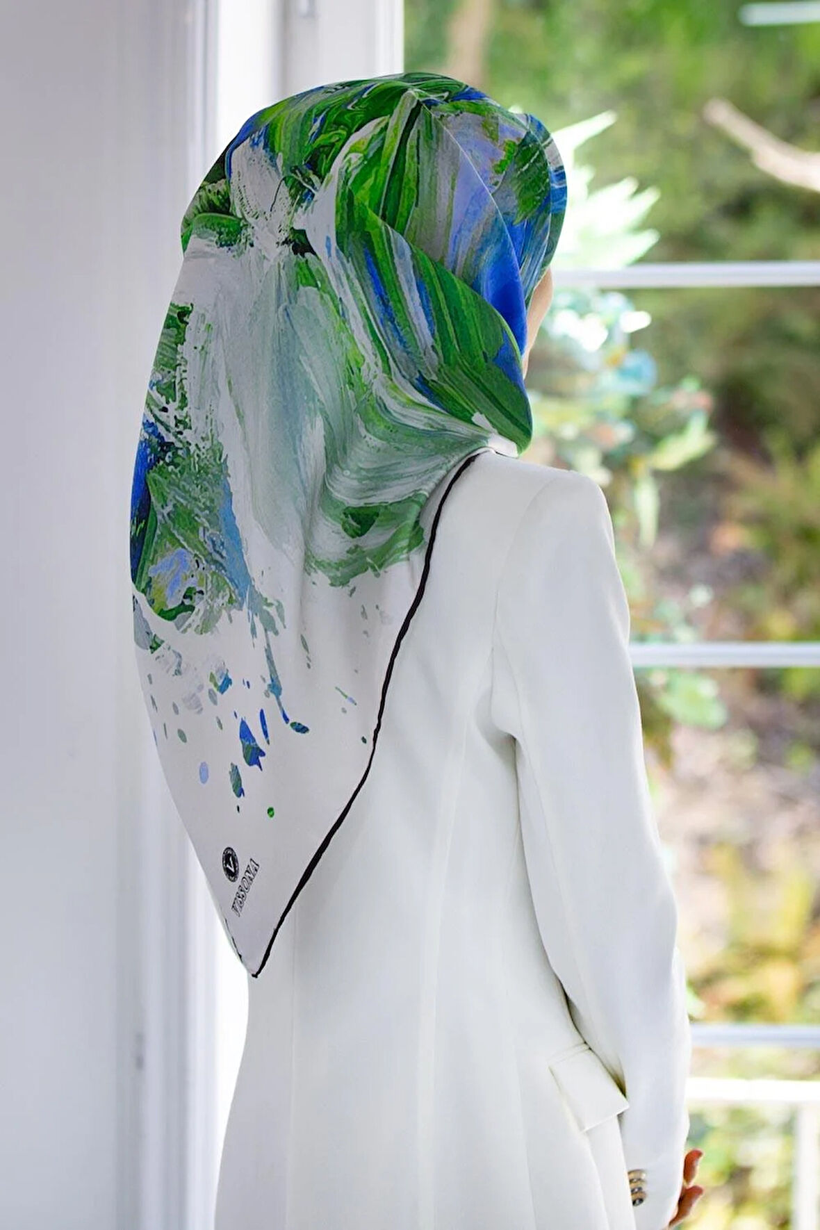 %100 Twill İpek Fırça Darbesi Desenli Saks - Zümrüt Yeşili Renkli 90x90 Eşarp Dikim Şekli : El Dikişi