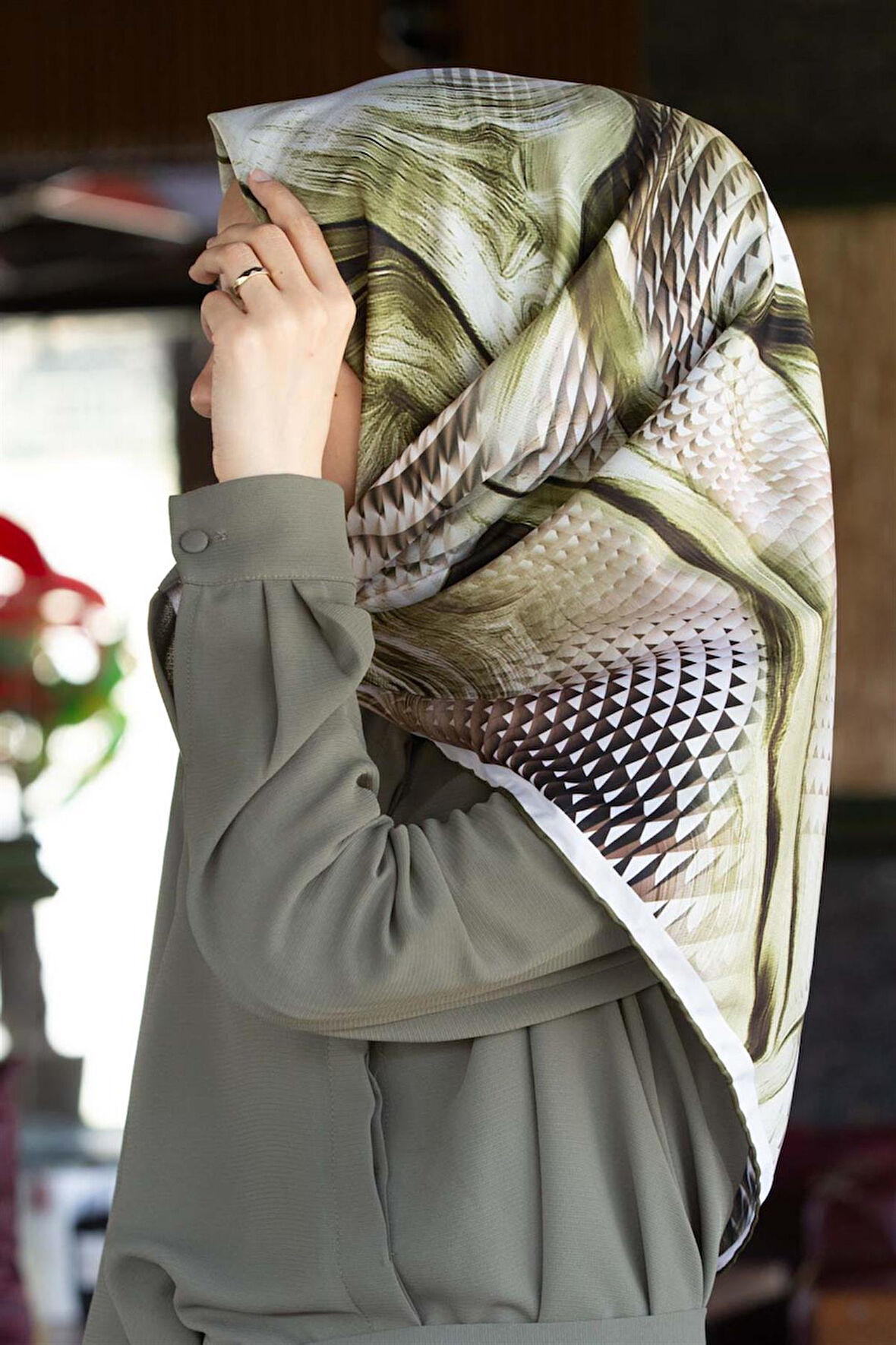 Twill Geometrik Ve Dalga Desenli Haki Renkli 90x90 Eşarp (İpek İçermez) Dikim Şekli : El Dikişi