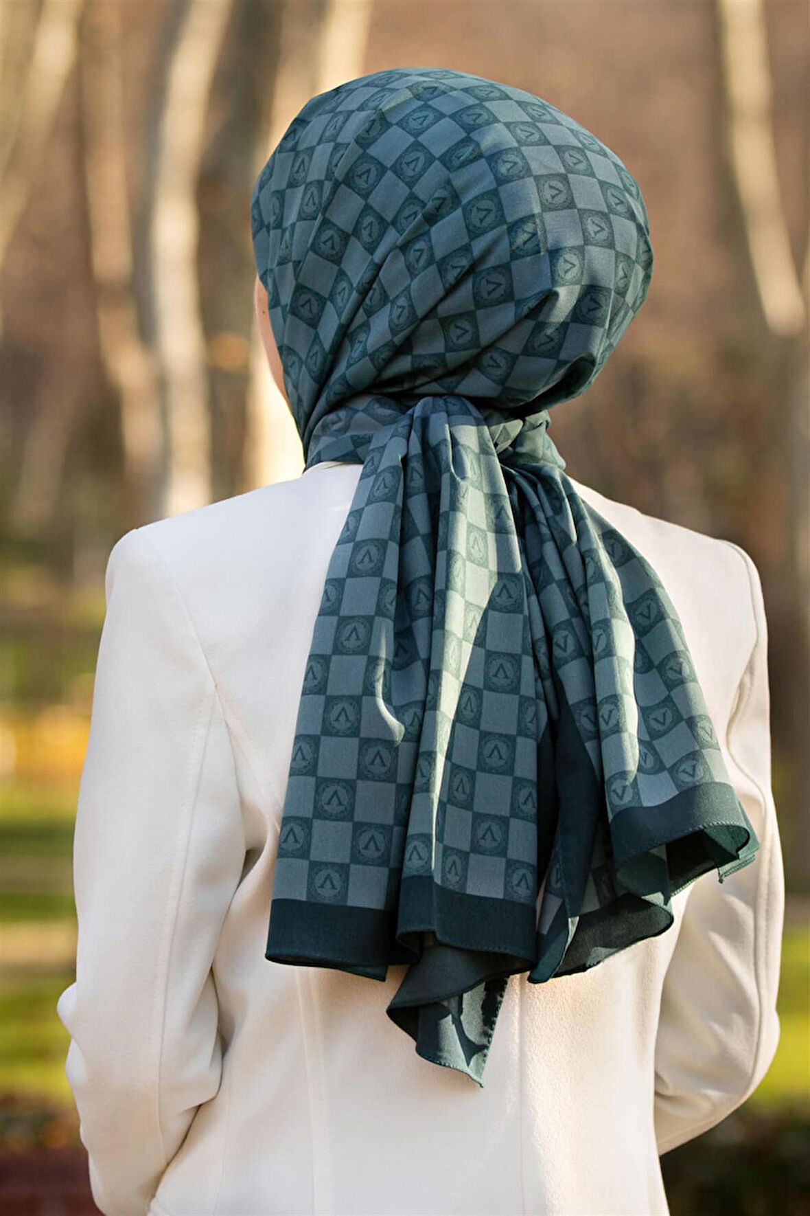 LÜKS MEDİNE İPEĞİ MONOGRAM DESENLİ ZÜMRÜT YEŞİLİ RENKLİ 75X195 KIRIŞMAZ ŞAL MOSS KREP DİKİŞ TİPİ İTALYAN DİKİŞLİ