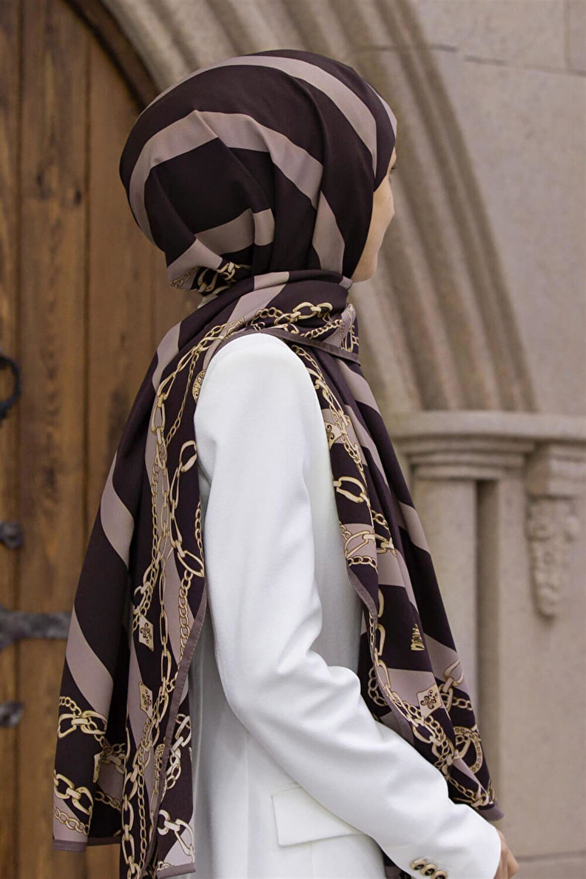 LÜKS MEDİNE İPEĞİ ÇİZGİLİ VE ZİNCİR DESENLİ KAHVERENGİ - SÜTLÜKAHVE RENKLİ 75X195 KIRIŞMAZ ŞAL MOSS KREP DİKİŞ TİPİ İTALYAN DİKİŞLİ