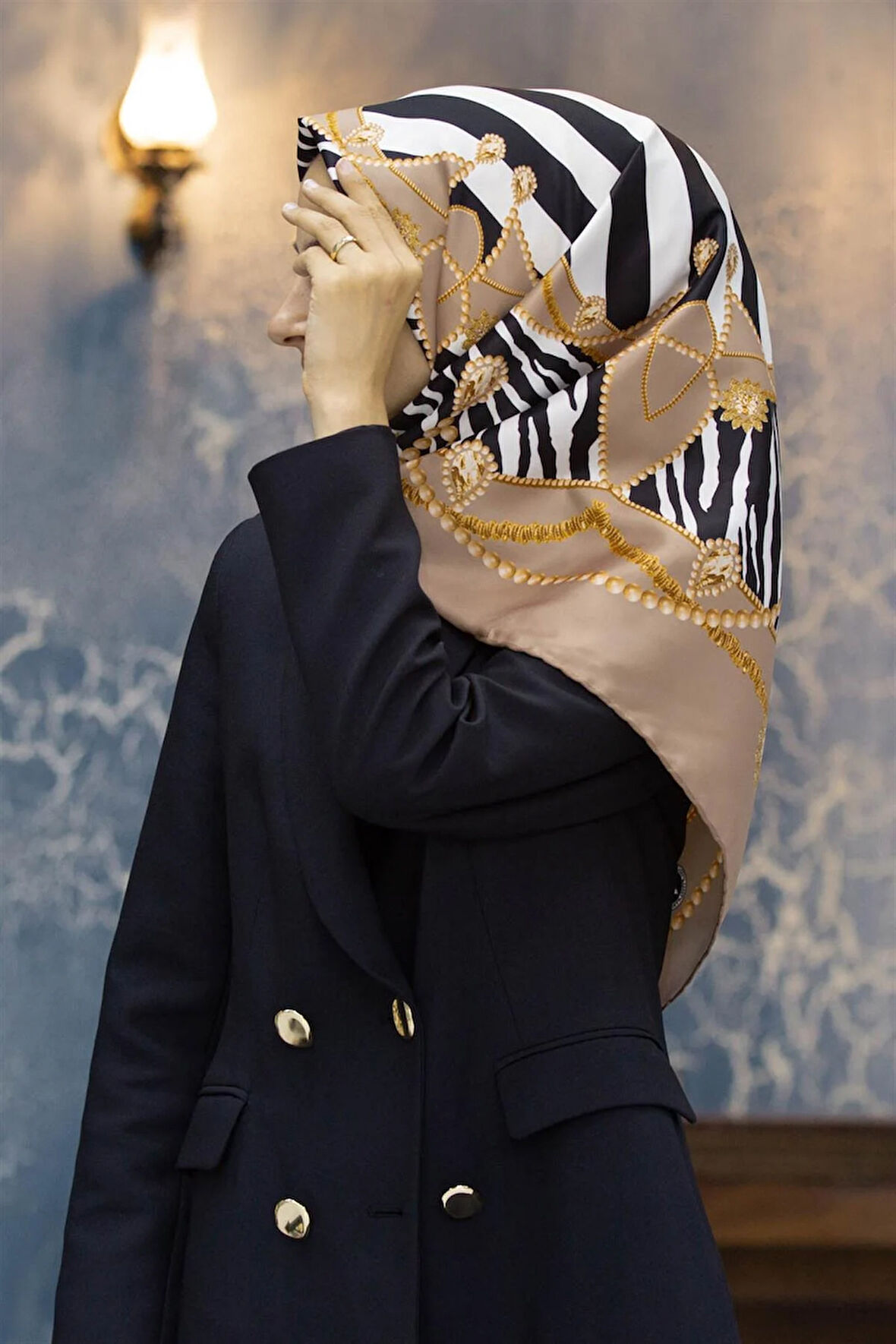 Twill Gold Detaylı Zebra Desenli Bej Renkli 90x90 Eşarp (İpek İçermez) Kenar Dikiş Şekli El Dikişli