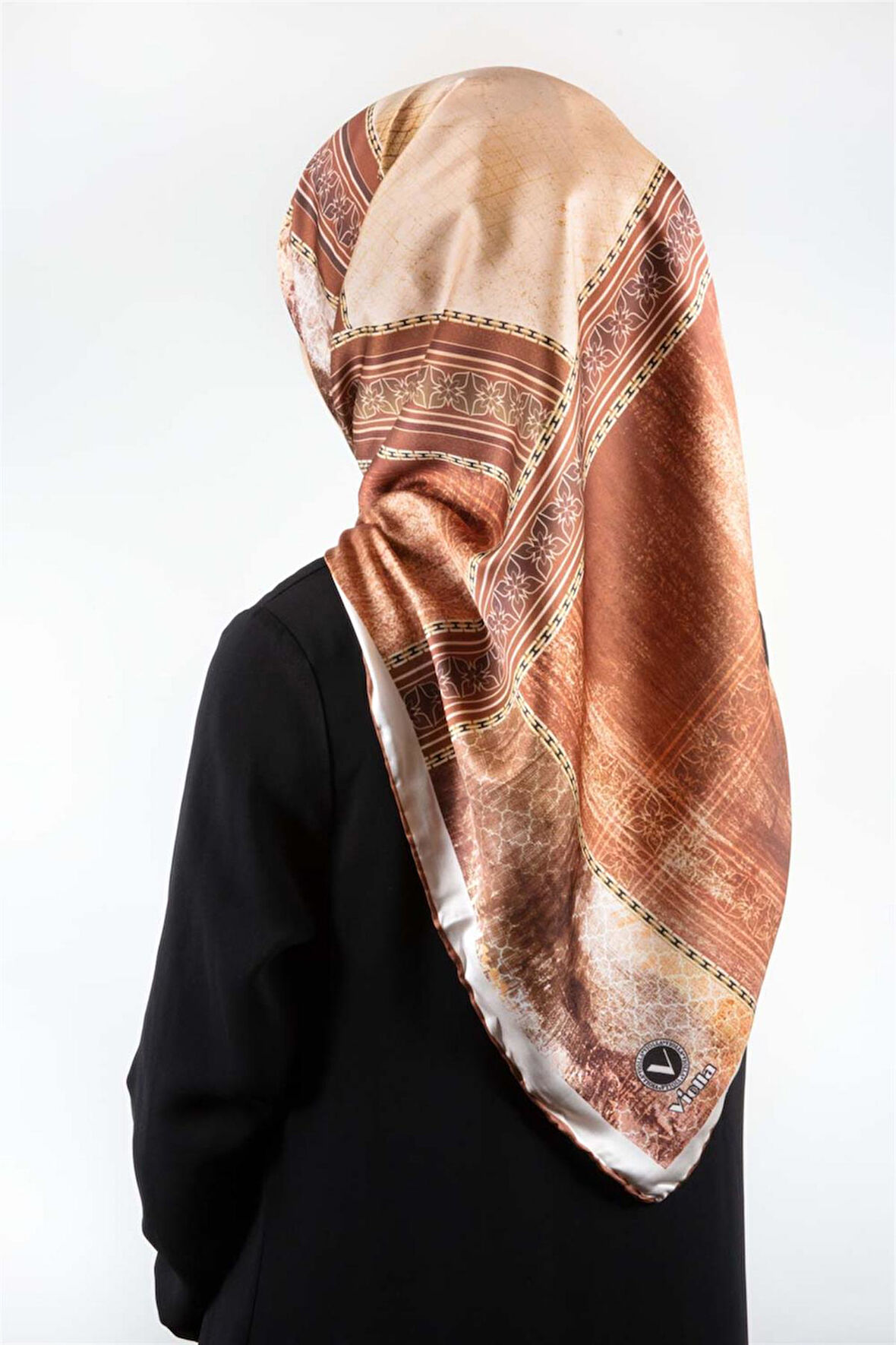 Twill Dokulu Ve Geometrik Desenli Taba Renkli 90x90 Eşarp (İpek İçermez) Dikim Şekli : El Dikişi